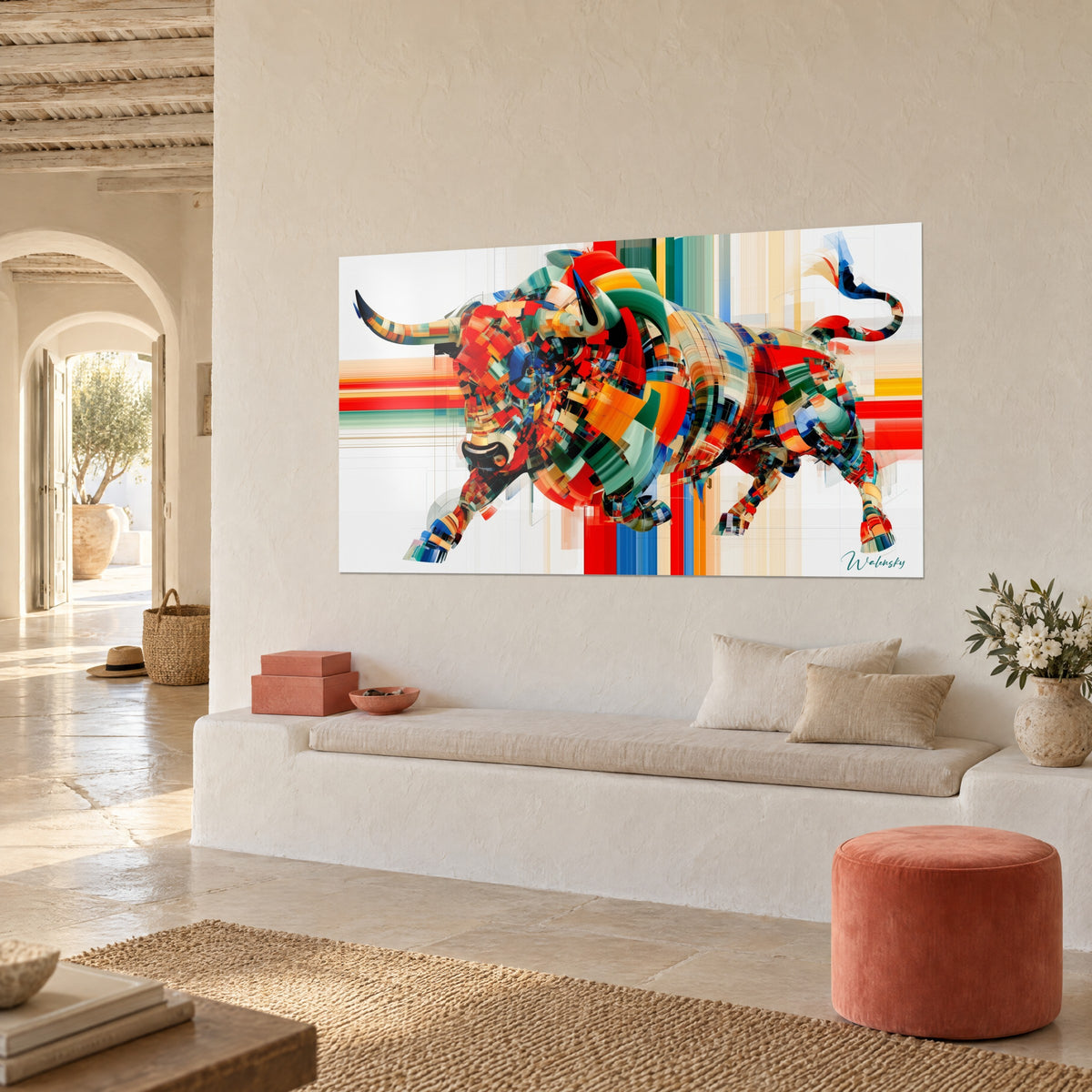 Gemälde springender Stier als Mosaik in Purpur und Smaragdgrün, weißer Hintergrund mit senkrechten Streifen, an einer Stuckwand eines mediterranen Hauses