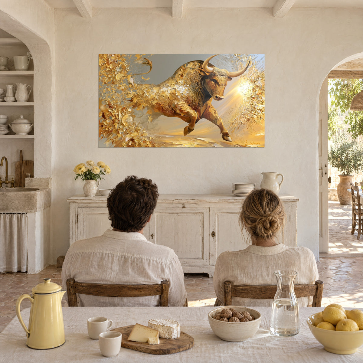 Schilderij vurig dier in gouden pasta, een stroom gouden bladeren op blauwgrijze achtergrond, tegenover een koppel met de rug naar de kijker in een Provençaals boerderijtje