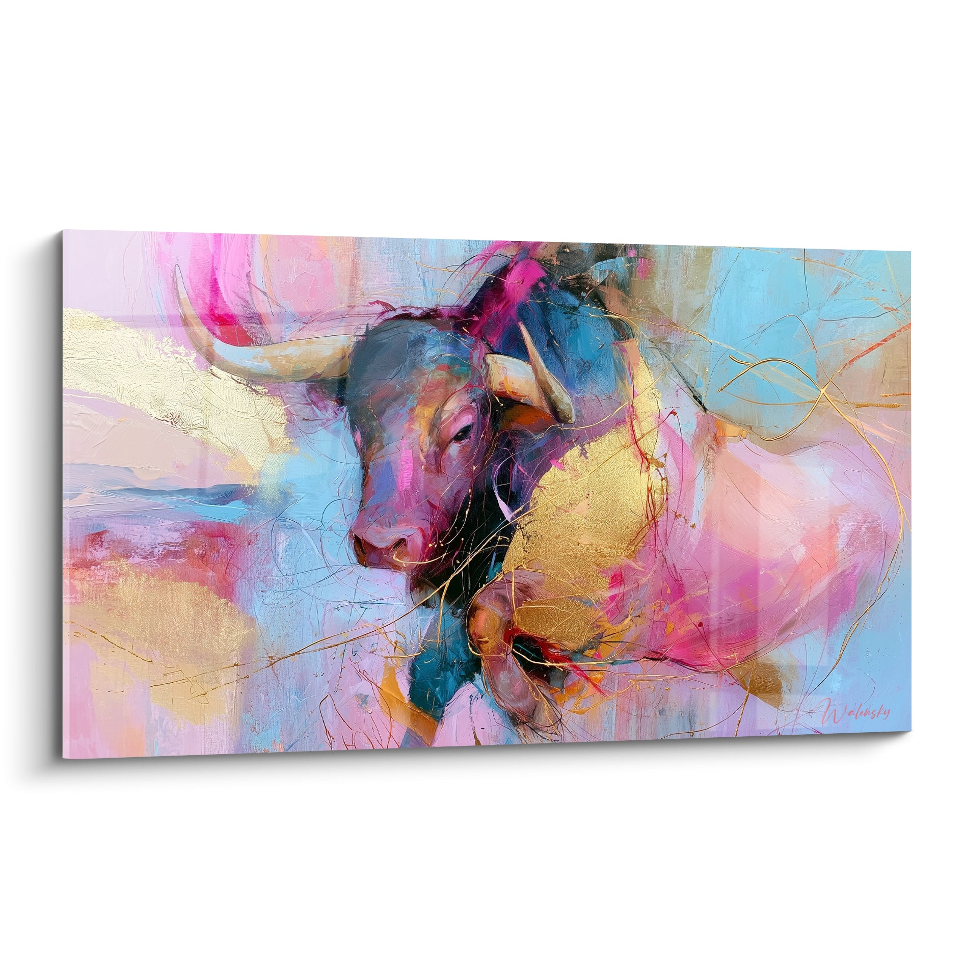 Taureau à cornes ivoire, museau anthracite, tourbillons roses et bleus, éclats dorés éclatants