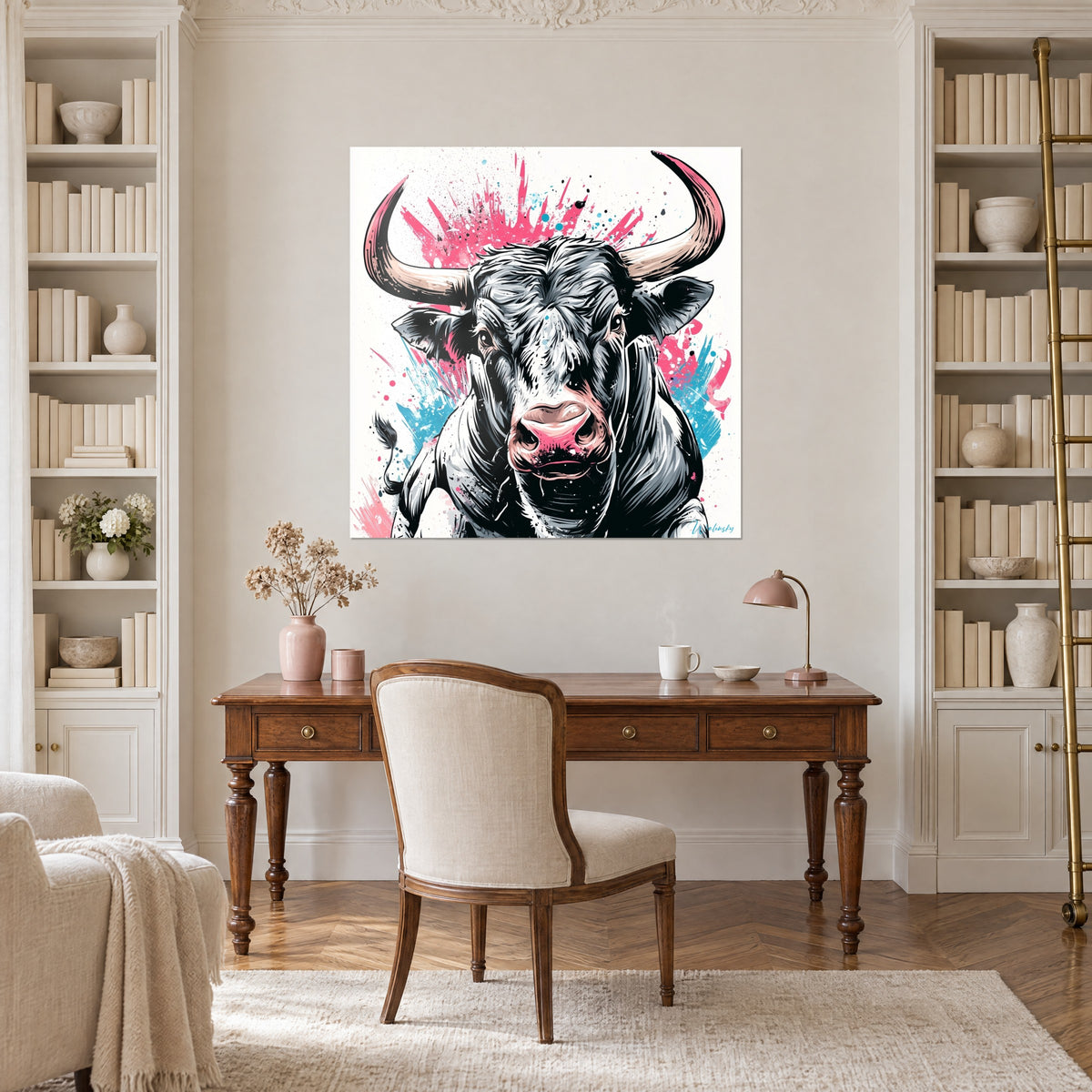 Cuadro cuernos marfil y rosa sobre cabeza de toro negra, manchas cian y fucsia, entre dos estanterías sobre un escritorio de madera