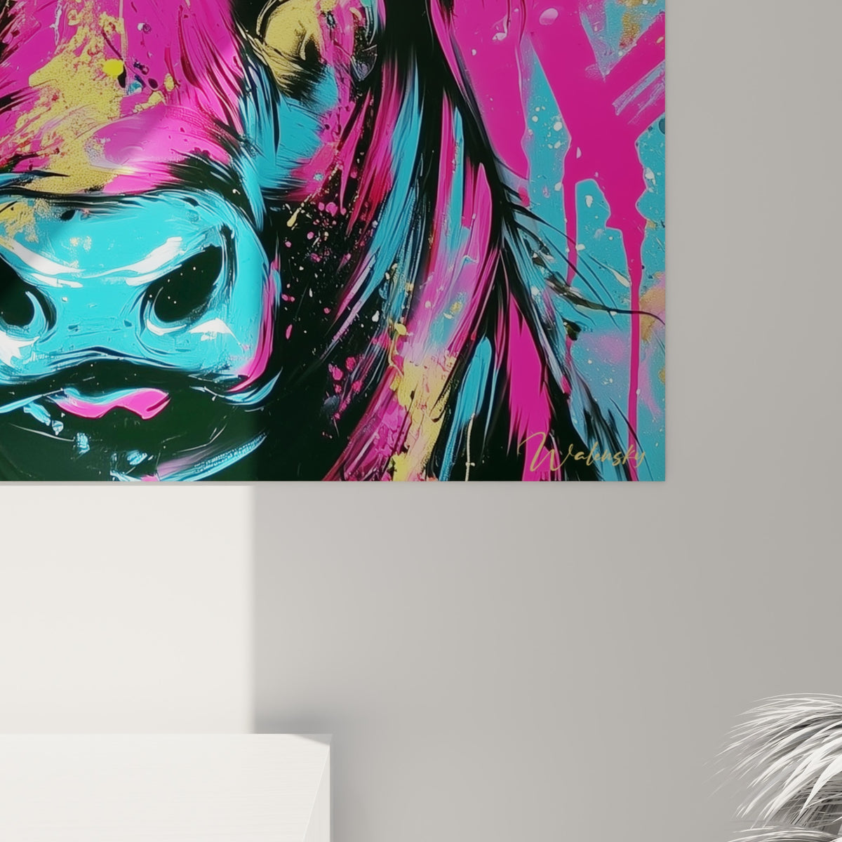 Empâtements roses et coulures dorées se mêlant au bleu turquoise sur la toile du taureau accrochée au mur