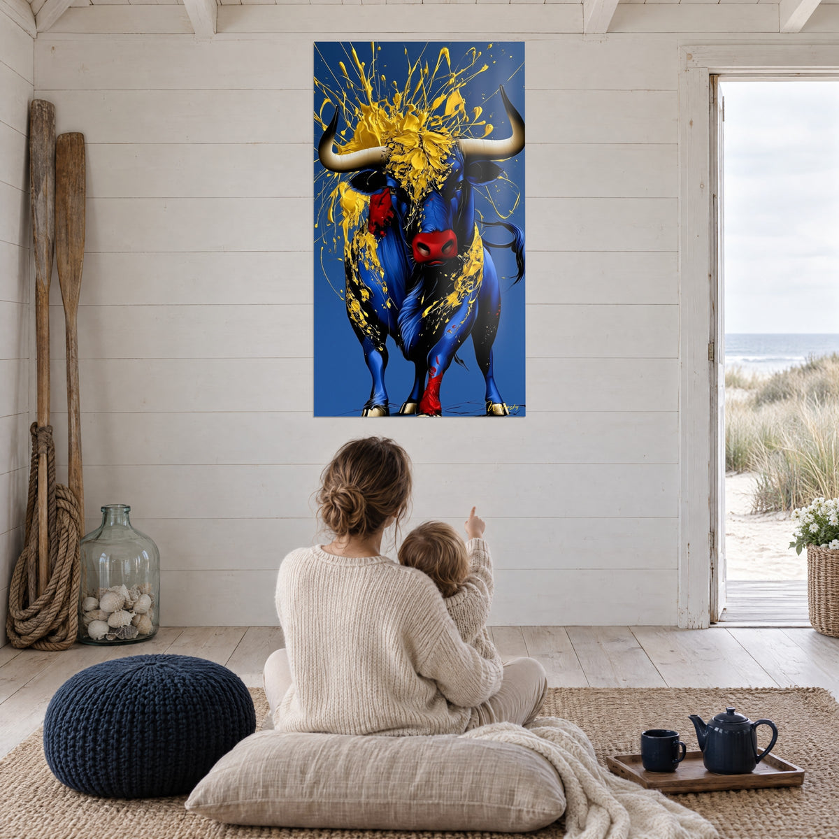 Schilderij van een krachtig dier met gouden spatten op elektrischblauwe vacht en rode snuit, in een witte woonkamer met uitzicht op de duinen