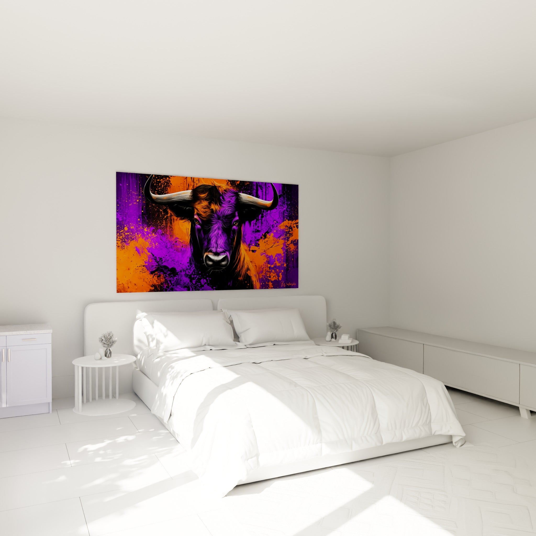 Cornes larges et pelage violet du taureau orange placé au-dessus d'un lit dans une chambre claire