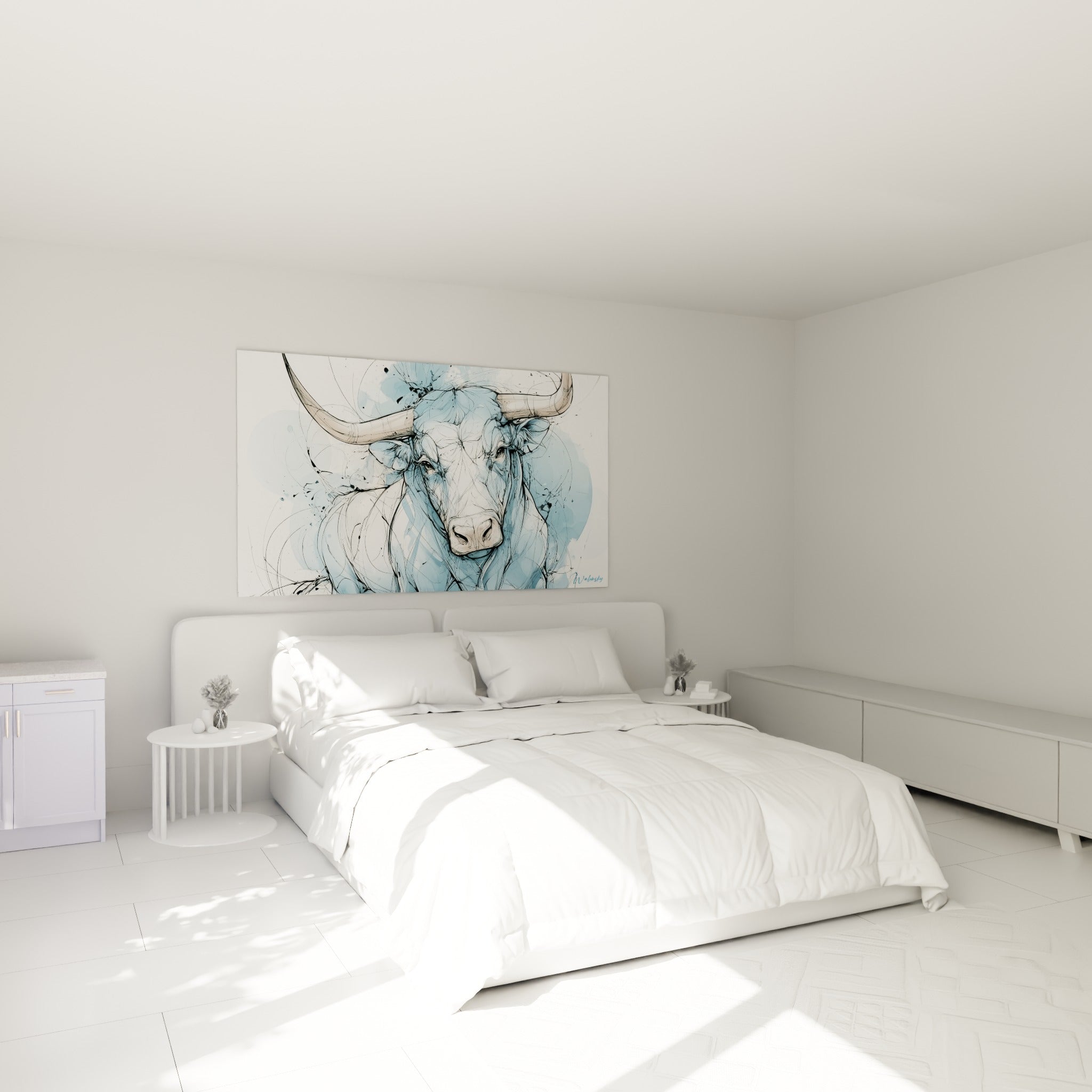 Cornes longues et museau rosé du Taureau bleu pastel accrochés au-dessus d'un lit dans une chambre claire.