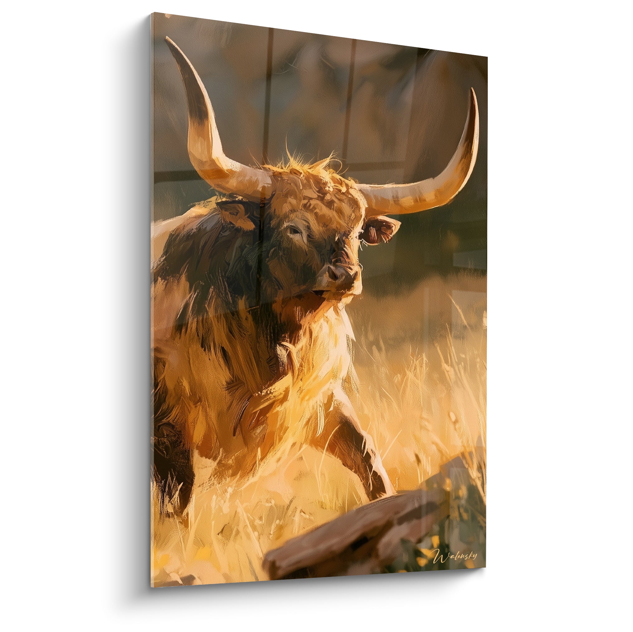 Taureau fauve aux cornes dorées dans une lumière ocre et brun anthracite dans les herbes