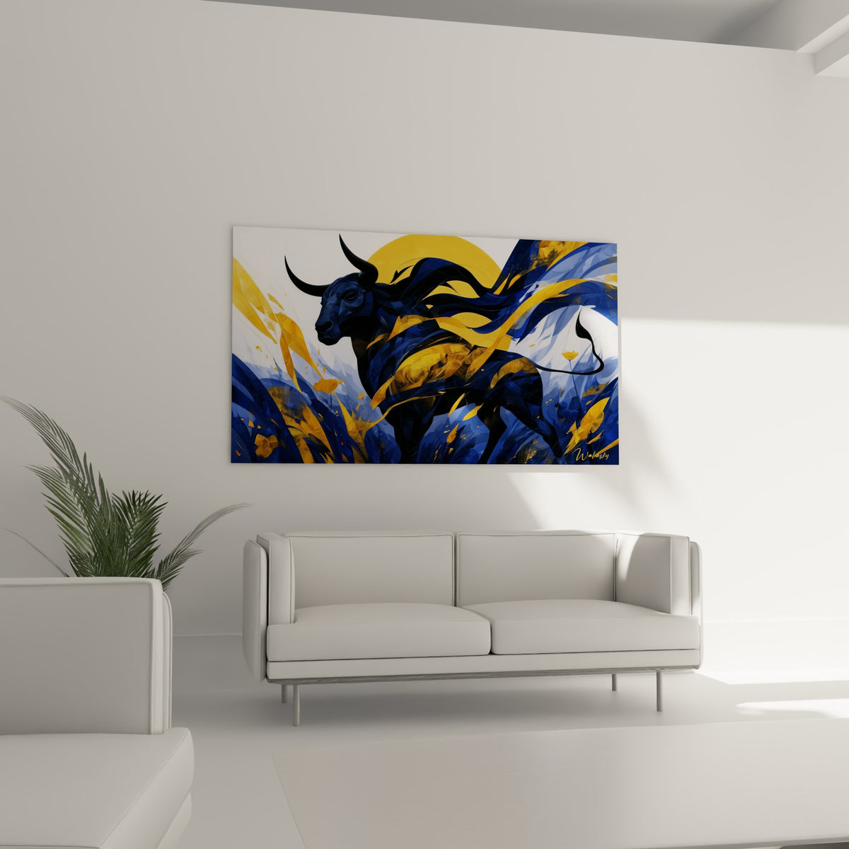 Bête puissante en bleu marine et jaune solaire, mouvement tourbillonnant, au-dessus d'un canapé dans un salon lumineux