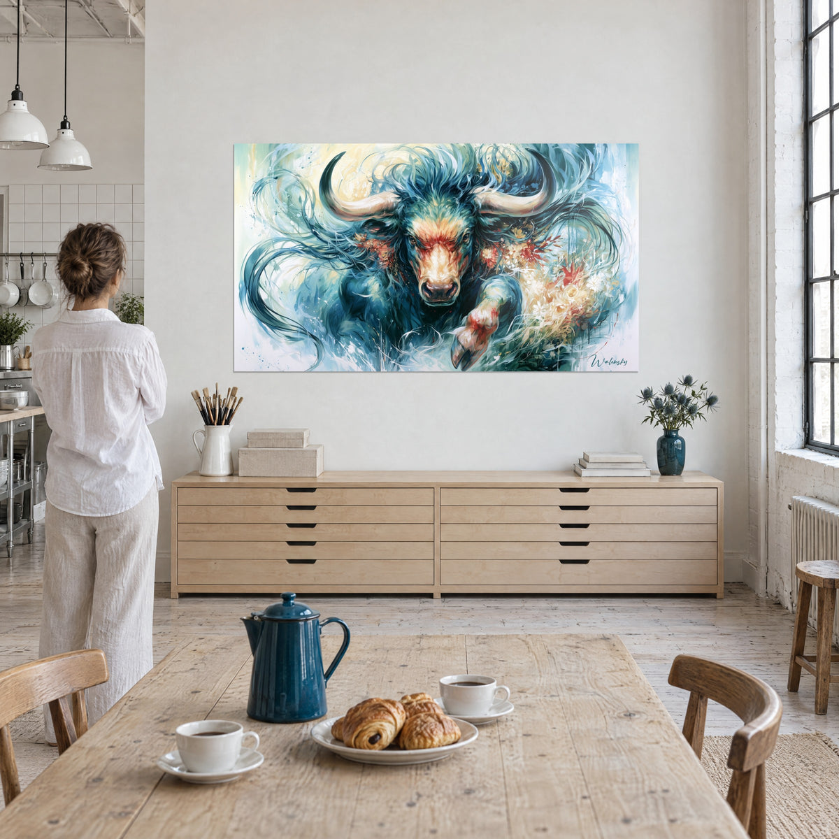 Tableau bovin furieux aux sabots rouge sang et poils azur, face à une femme de dos vêtue de blanc dans un loft d'artiste