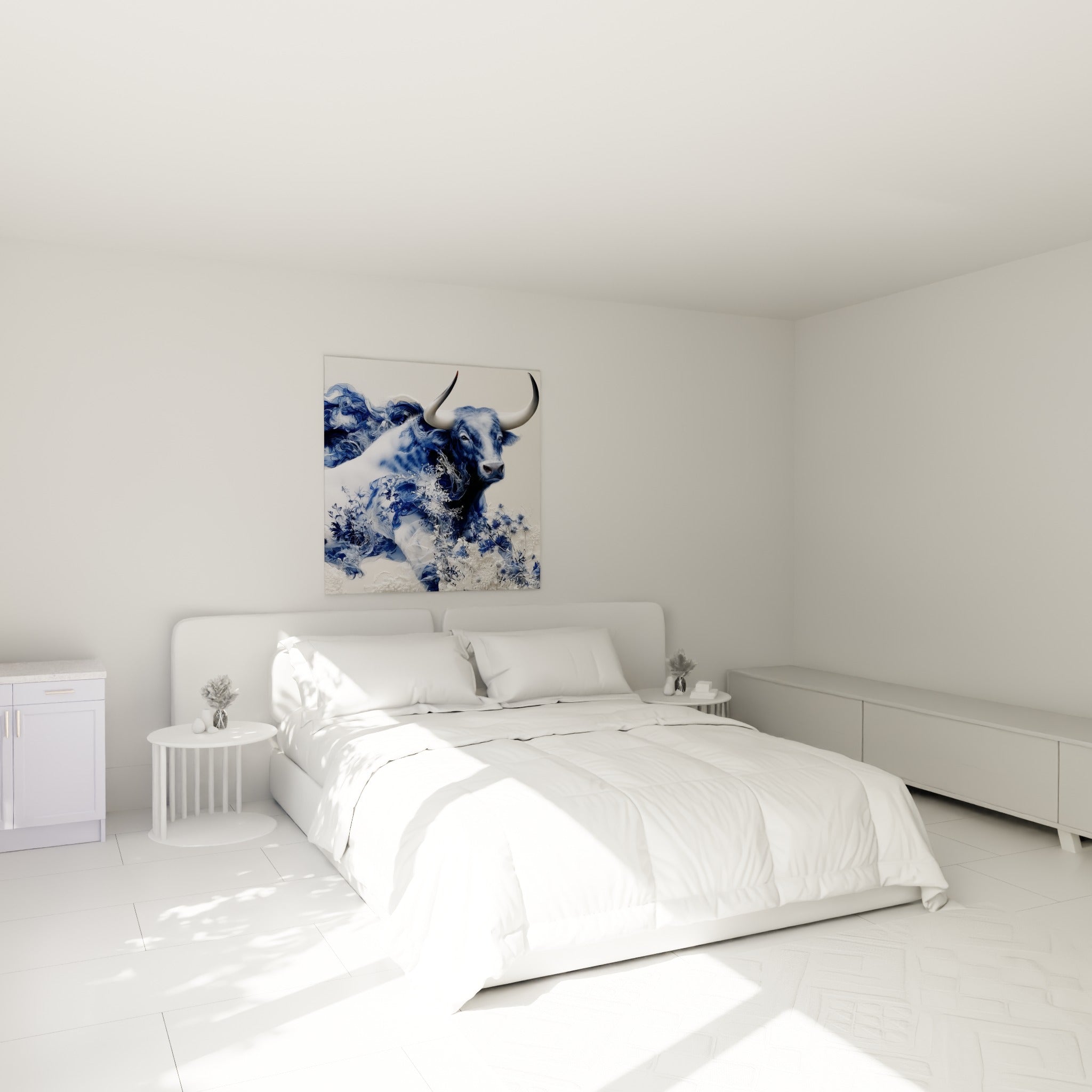 Cornes blanches acérées et robe bleu marine fumée au-dessus d'un lit dans une chambre claire