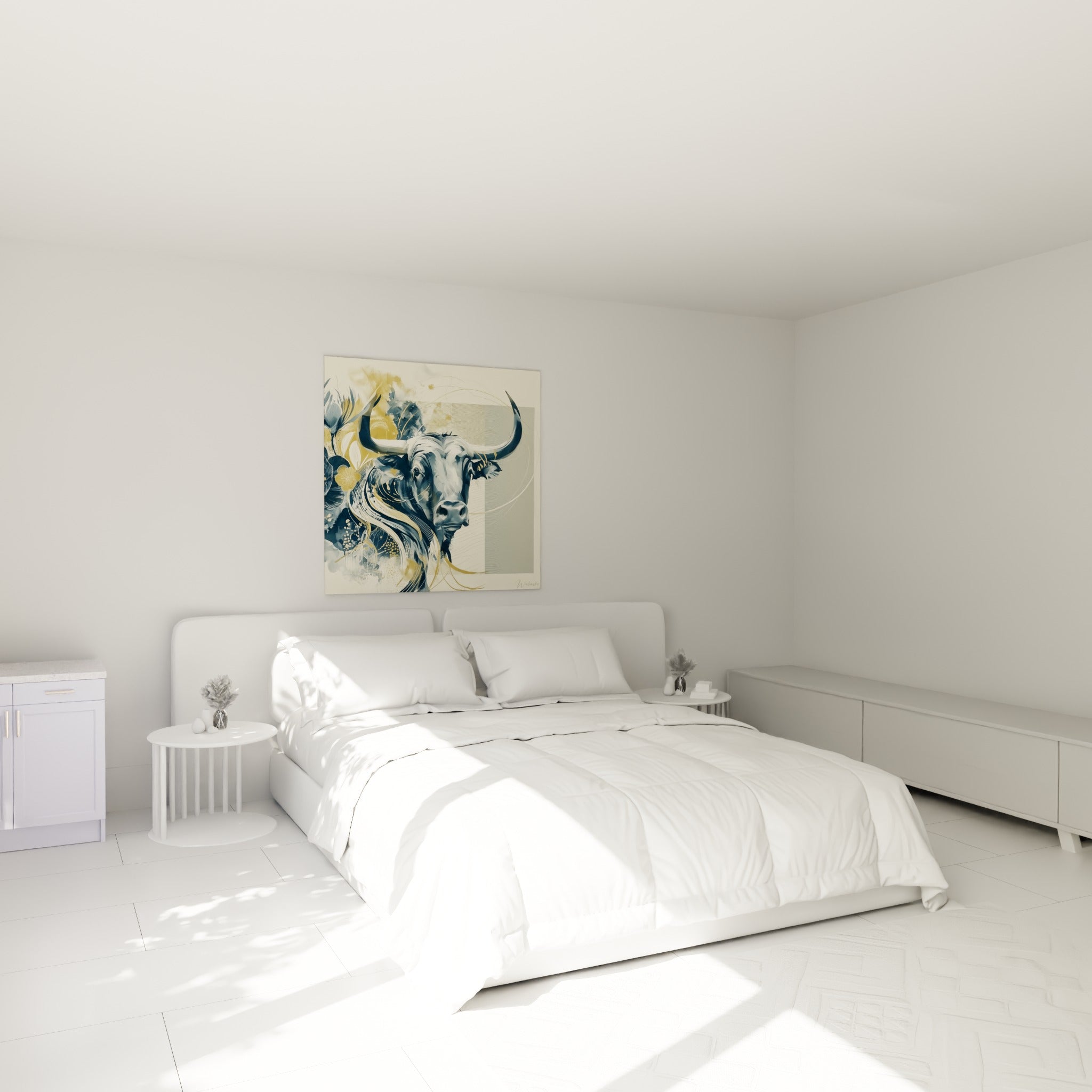 Cornes dorées et regard du taureau bleu marine au-dessus d'un lit dans une chambre claire