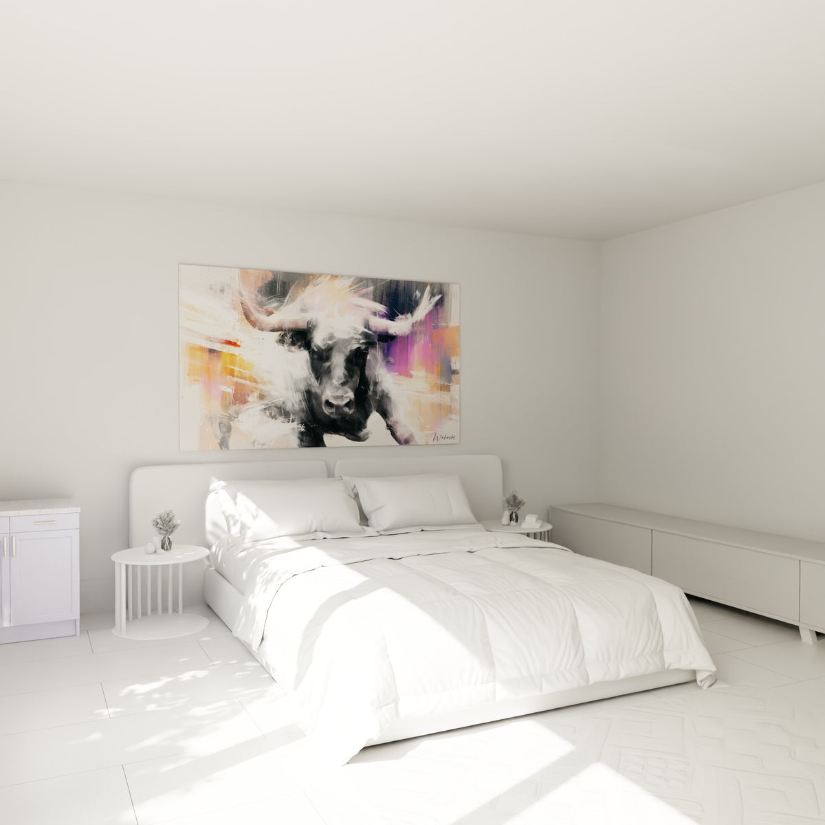 Bête noire aux cornes lumineuses, fond violet et orange, au-dessus d'un lit dans une chambre claire