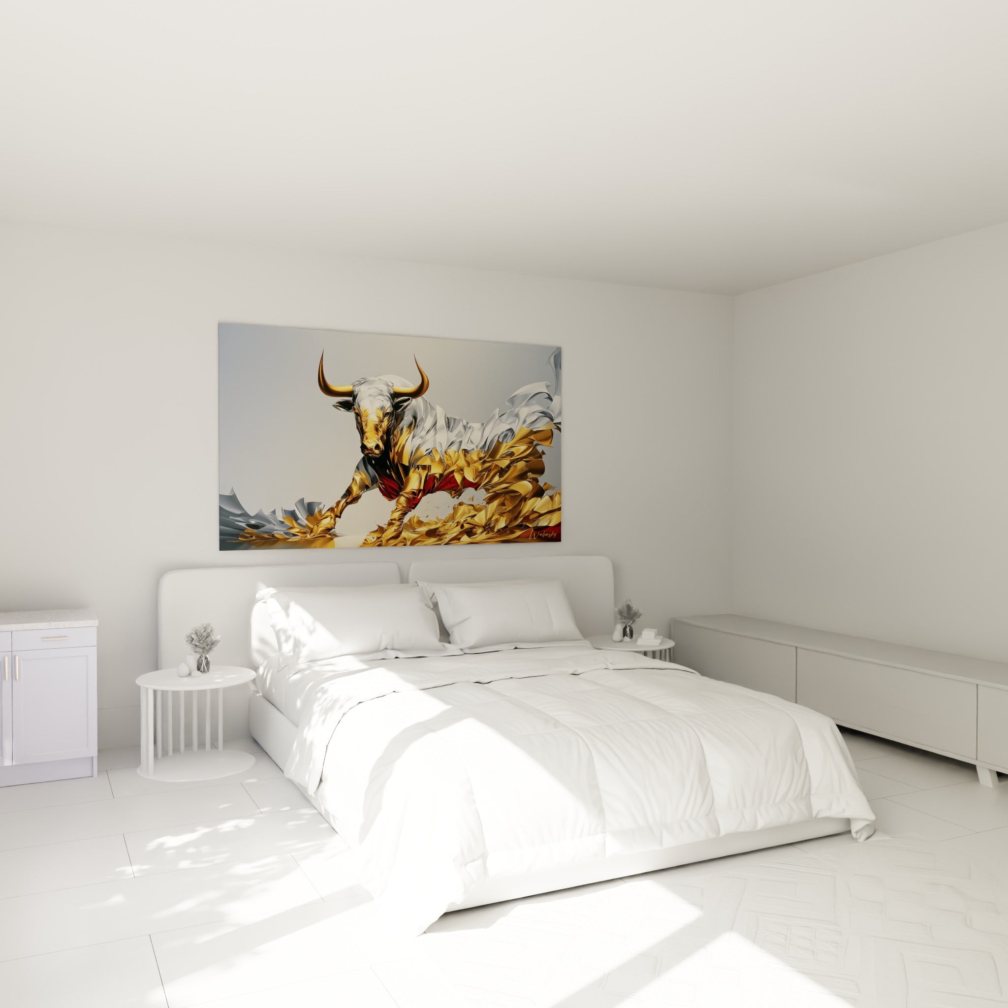 Cornes dorées et corps métallique du Taureau argenté au-dessus d'un lit dans une chambre claire
