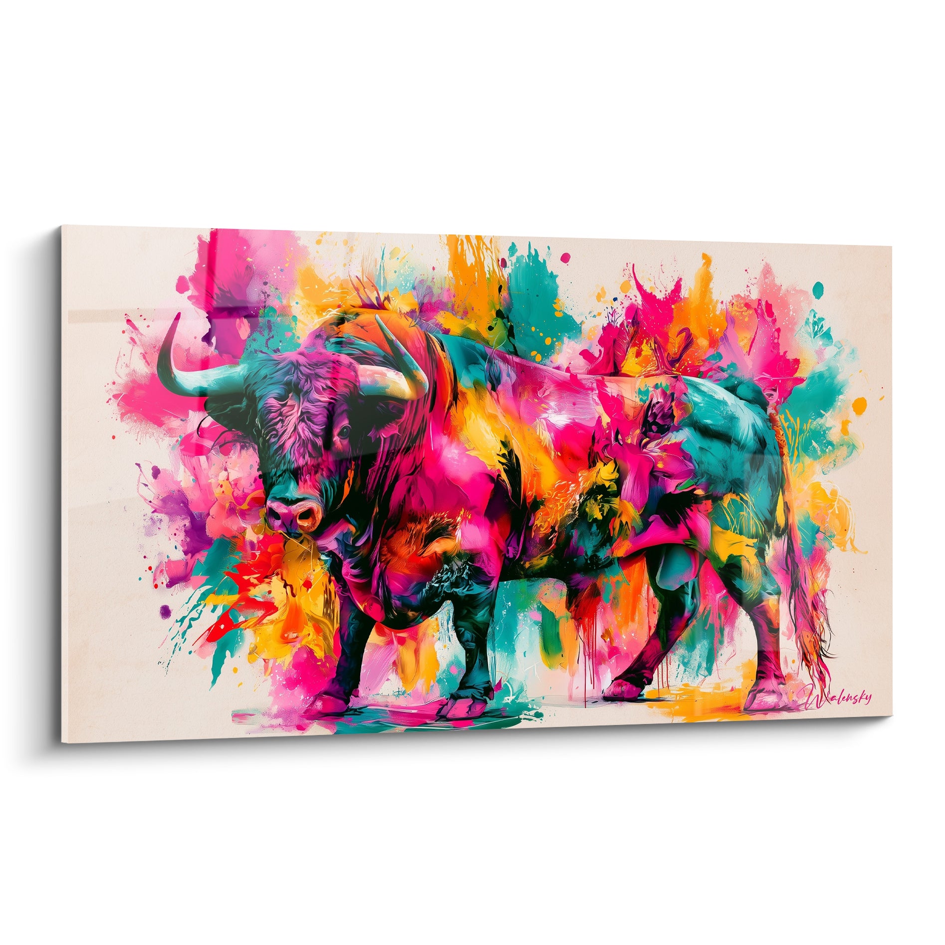 Taureau fuchsia et turquoise en pleine avancée, cornes levées, éclaboussures colorées sur fond beige