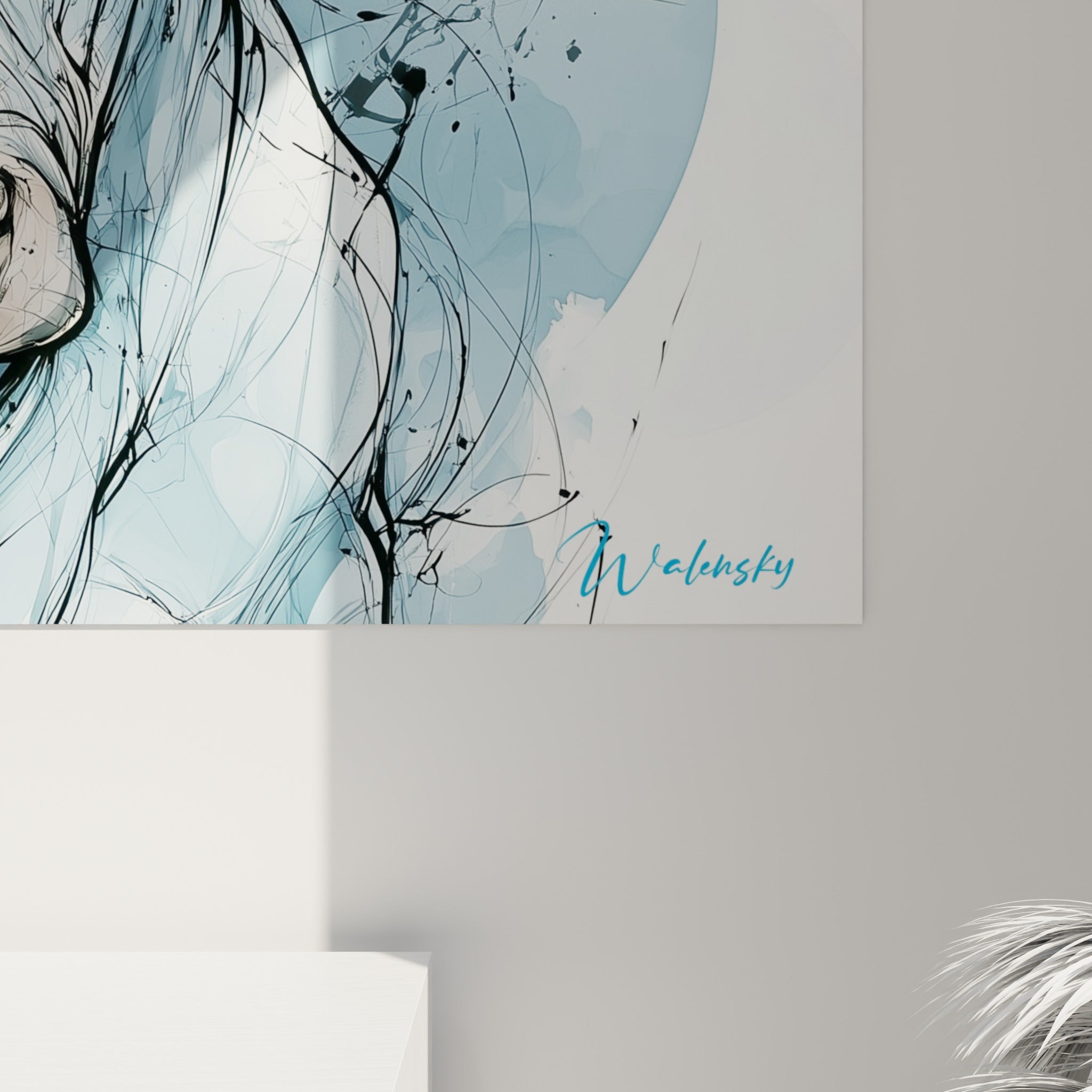 Traits d'encre noire et lavis bleu poudré se mêlent sur la toile, révélant le grain de l'impression du Taureau.