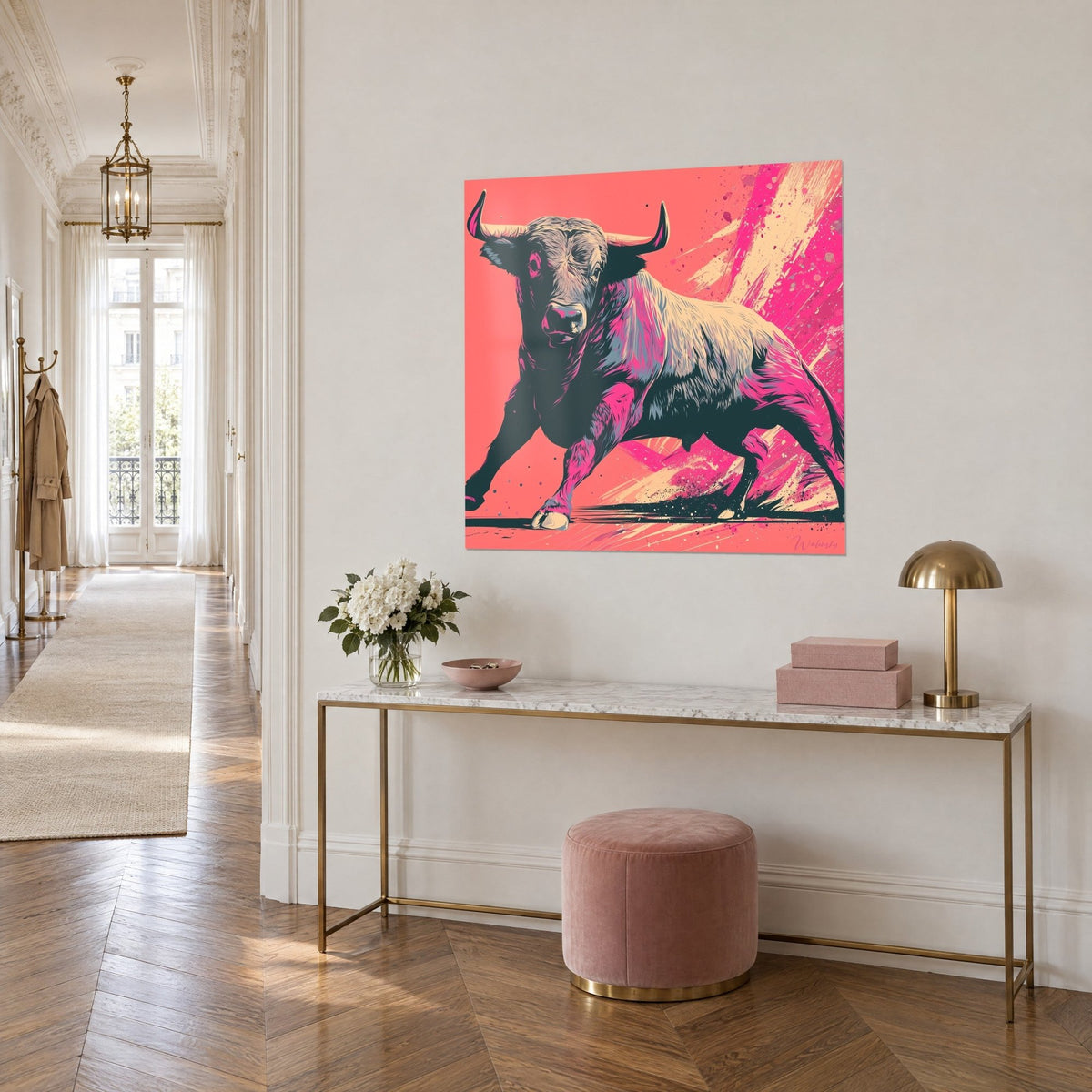 Quadro bovino massiccio con gli zoccoli che graffiano il suolo, rosa vivo e nero profondo, striature color crema, appeso di tre quarti sopra una consolle dorata