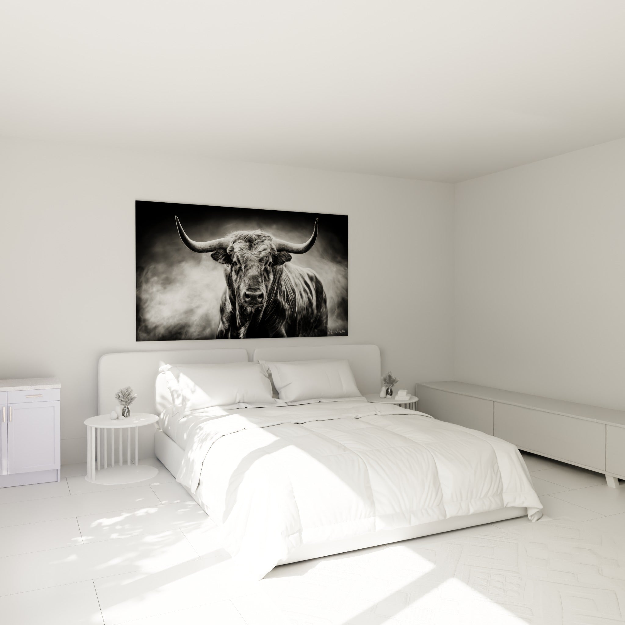 Longhorn au pelage gris et noir texturé, cornes larges, au-dessus d'un lit dans une chambre claire