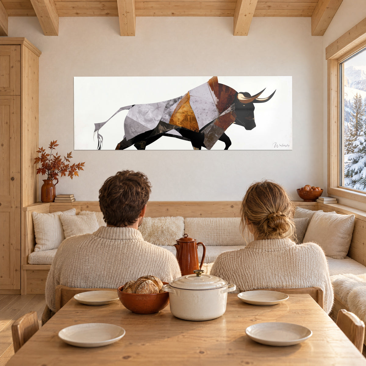 Tableau animal puissant en éclats de papier gris argent et cuivre, encornure dorée, couple de dos devant une table de chalet