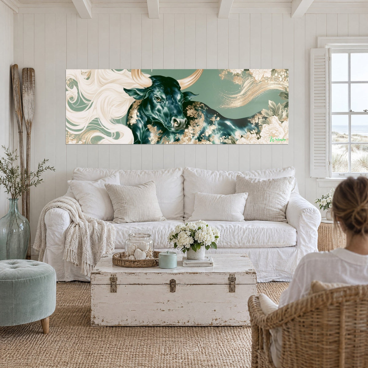 Gemälde Smaragdstier mit elfenbeinfarbenen und goldenen Hörnern, cremefarbene Mähne, salbeigrüner Hintergrund, über einem Sofa in einem hellen Wohnzimmer