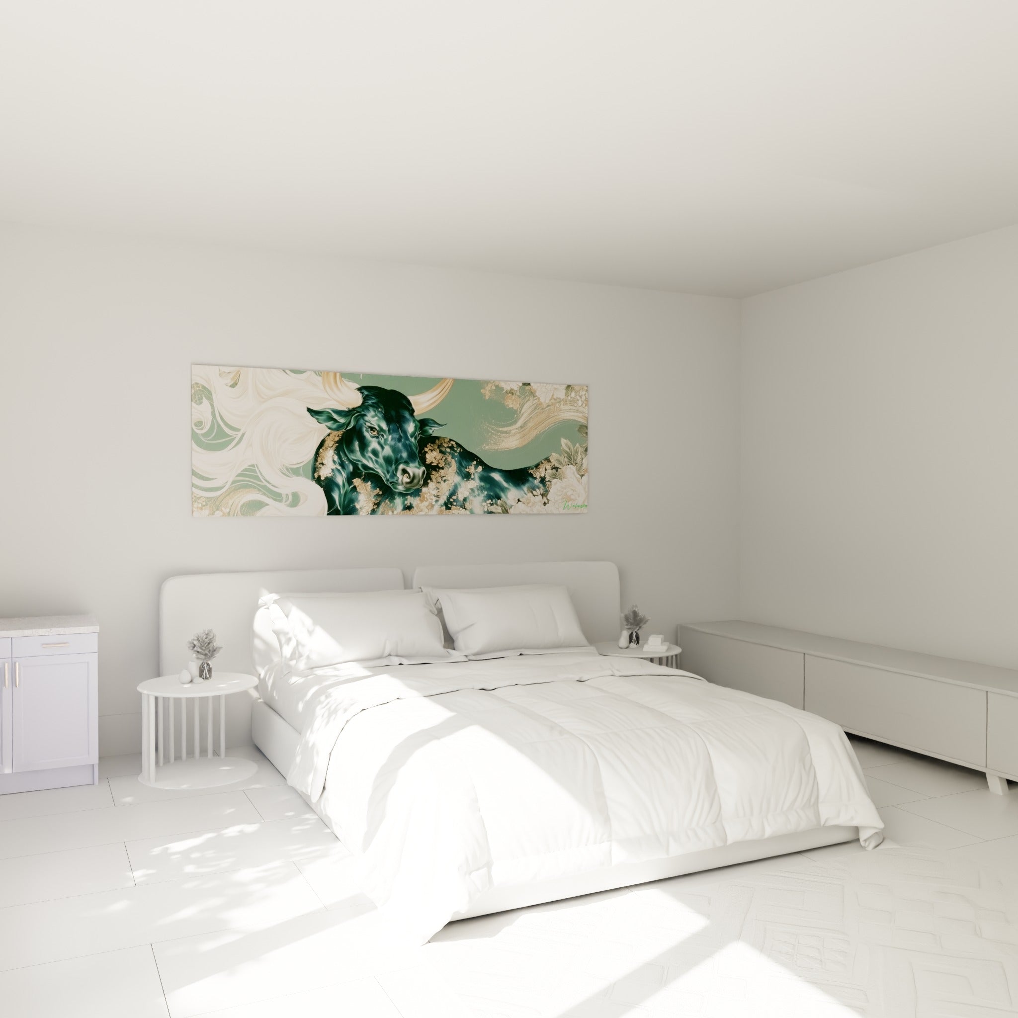 Créature sombre aux motifs dorés et floraux, accrochée au-dessus d'un lit dans une chambre claire