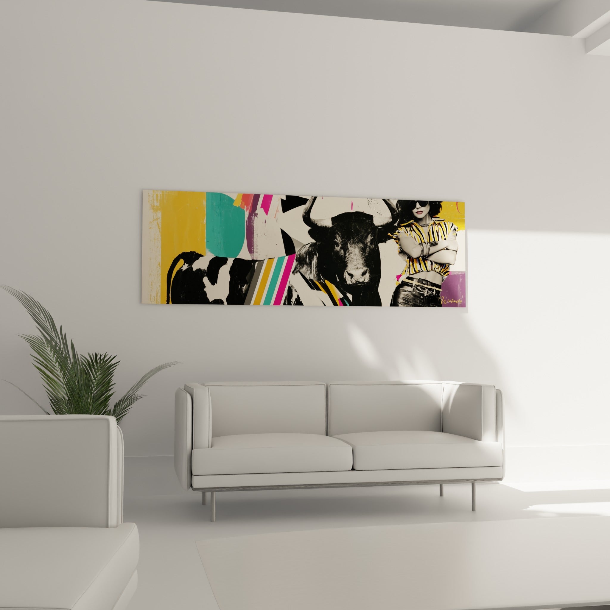 Collage taureau noir et jaune vif disposé au-dessus d'un canapé dans un salon lumineux