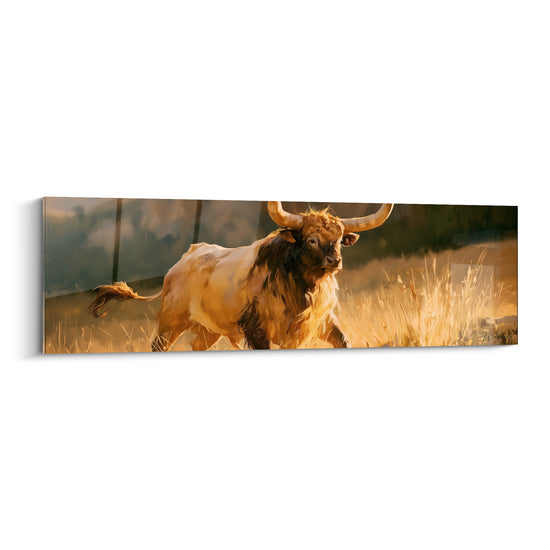 Taureau longhorn beige et brun avançant dans un champ doré, cornes claires imposantes