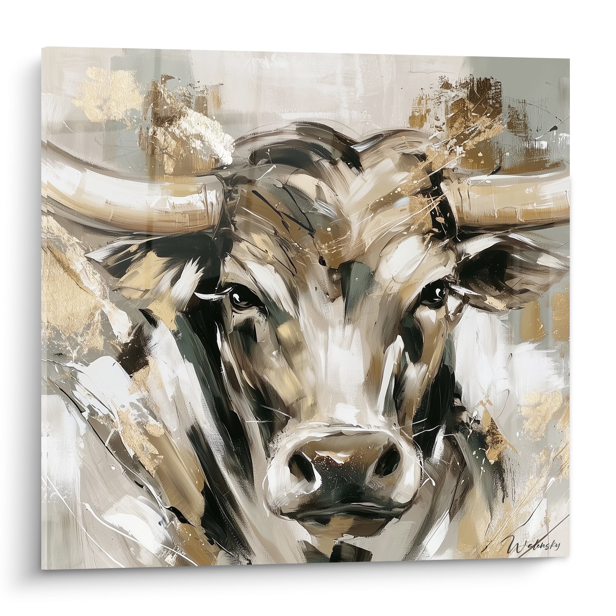 Taureau longhorn beige et doré, regard sombre intense, larges cornes peintes en camaïeu chaud