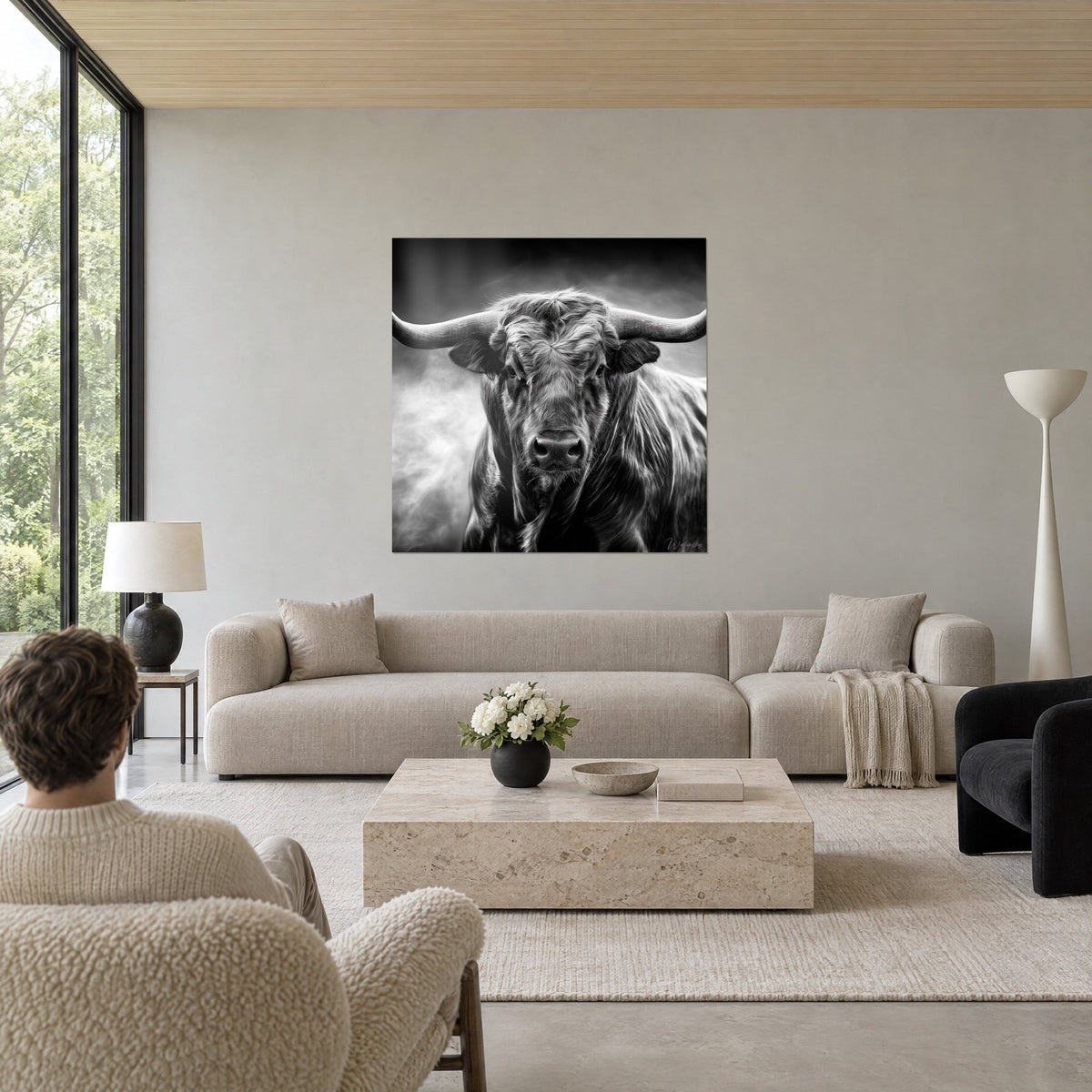 Πίνακας ταύρου Longhorn σε ασπρόμαυρο, μακριά κέρατα και ραβδωτό τρίχωμα, γκρίζα ομίχλη, πάνω από καναπέ σε φωτεινό σαλόνι