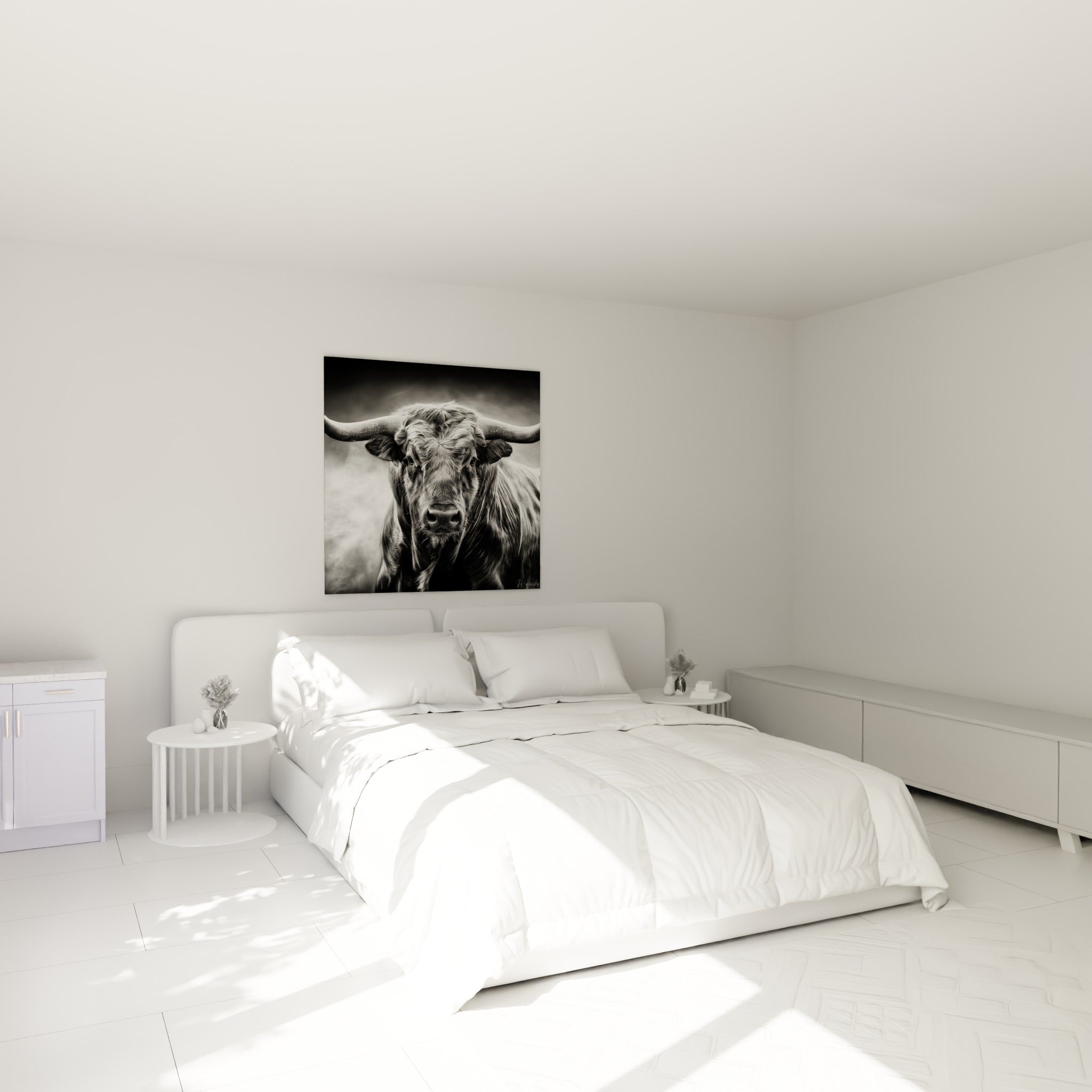 Longhorn au pelage strié noir et blanc, cornes déployées, au-dessus d'un lit dans une chambre claire.