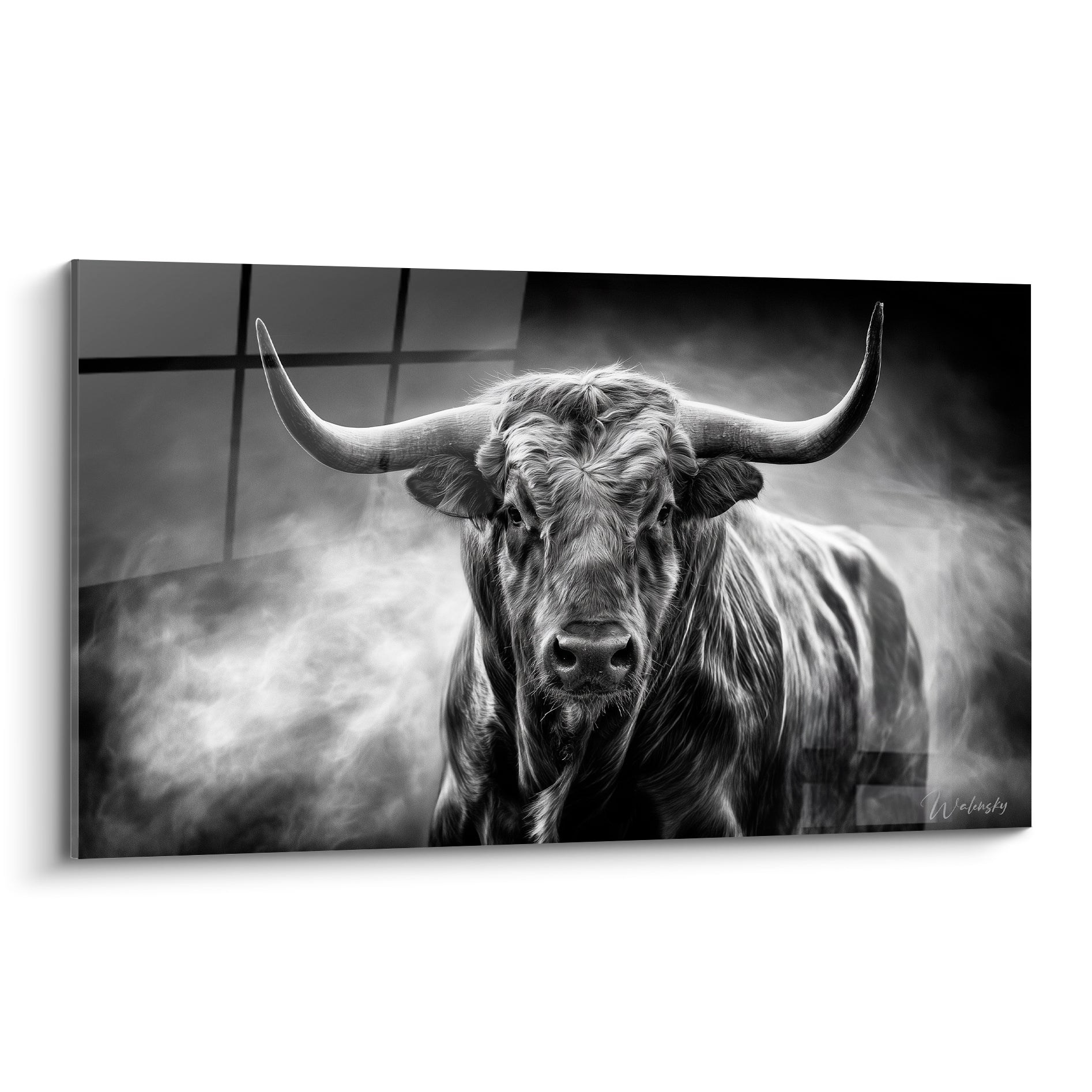 Taureau noir et blanc aux cornes immenses, regard sombre perçant, fond gris brumeux texturé