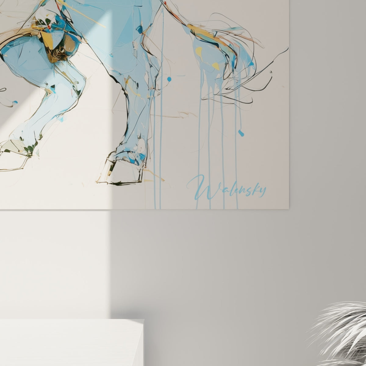 Empâtements dorés et coulures noires sur l'encolure bleu pastel du taureau, matière dense et graphique