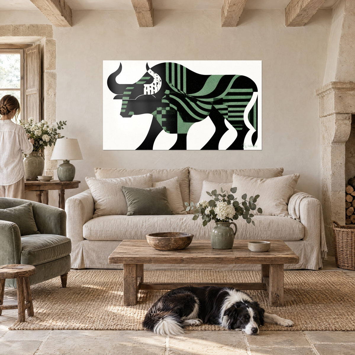 Schilderij gestileerde zwarte stier in salieblauwgroen, halvemaanvormige hoorns, boven een bank in een lichte woonkamer