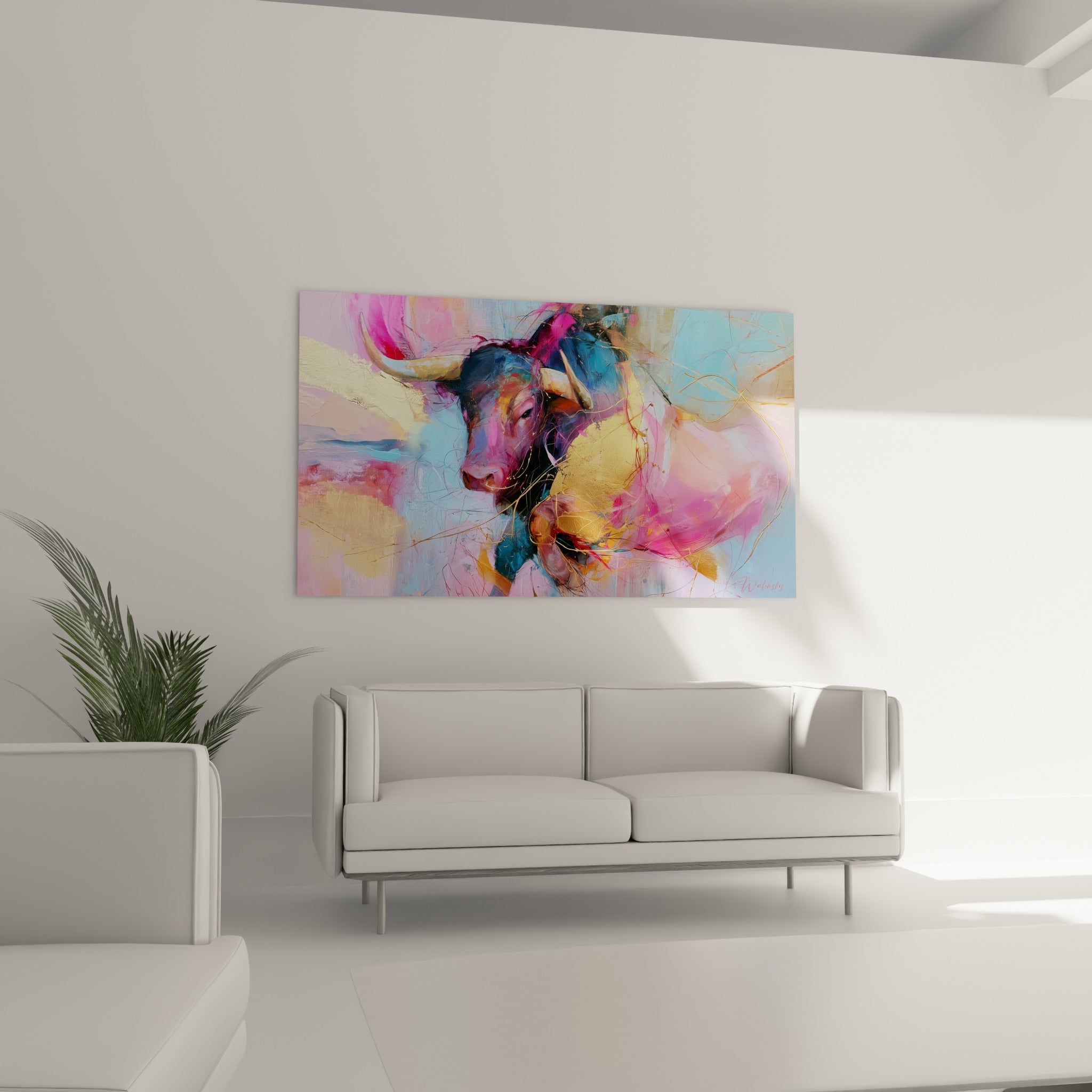 Museau anthracite et rose fuchsia du taureau, coulées dorées, au-dessus d'un canapé dans un salon lumineux