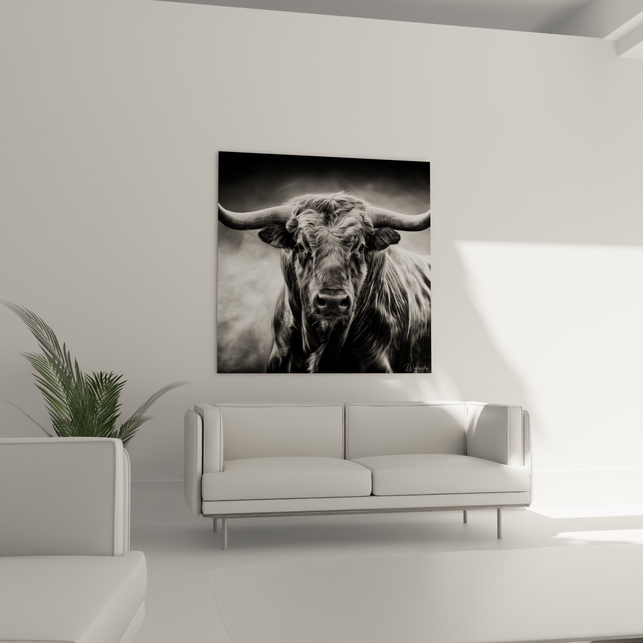 Taureau au museau sombre et cornes ivoire, portrait intense, au-dessus d'un canapé dans un salon lumineux.