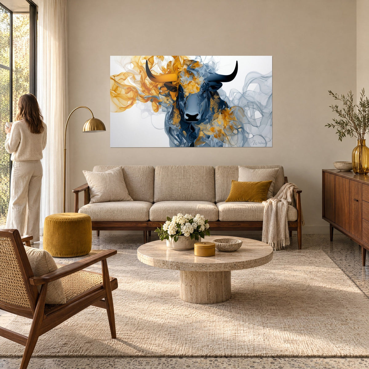 Quadro toro blu-grigio dalle corna nere, volute di fumo ambra, sopra un divano in un soggiorno luminoso