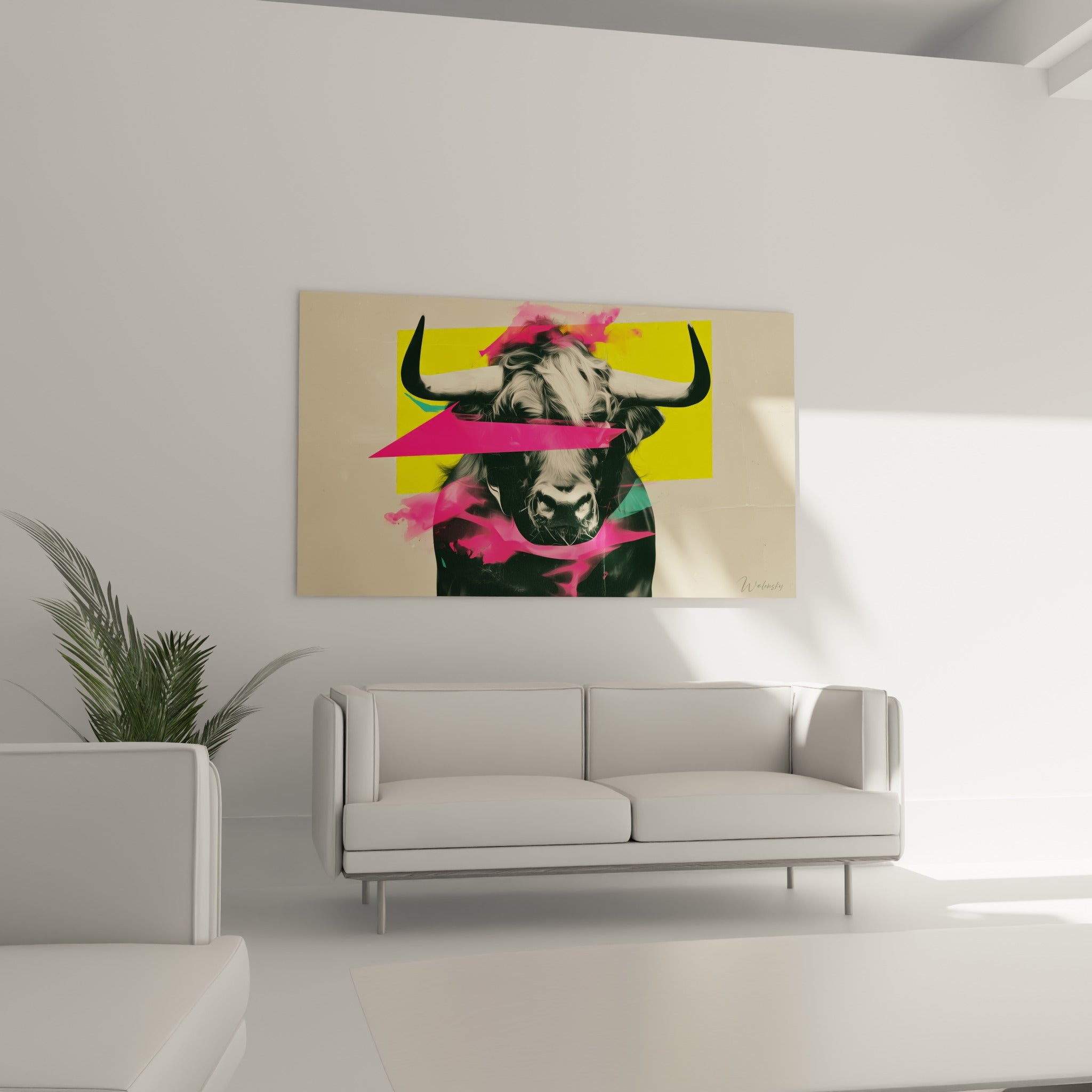 Museau sombre du Taureau encadré de jaune vif et rose magenta, au-dessus d'un canapé dans un salon lumineux