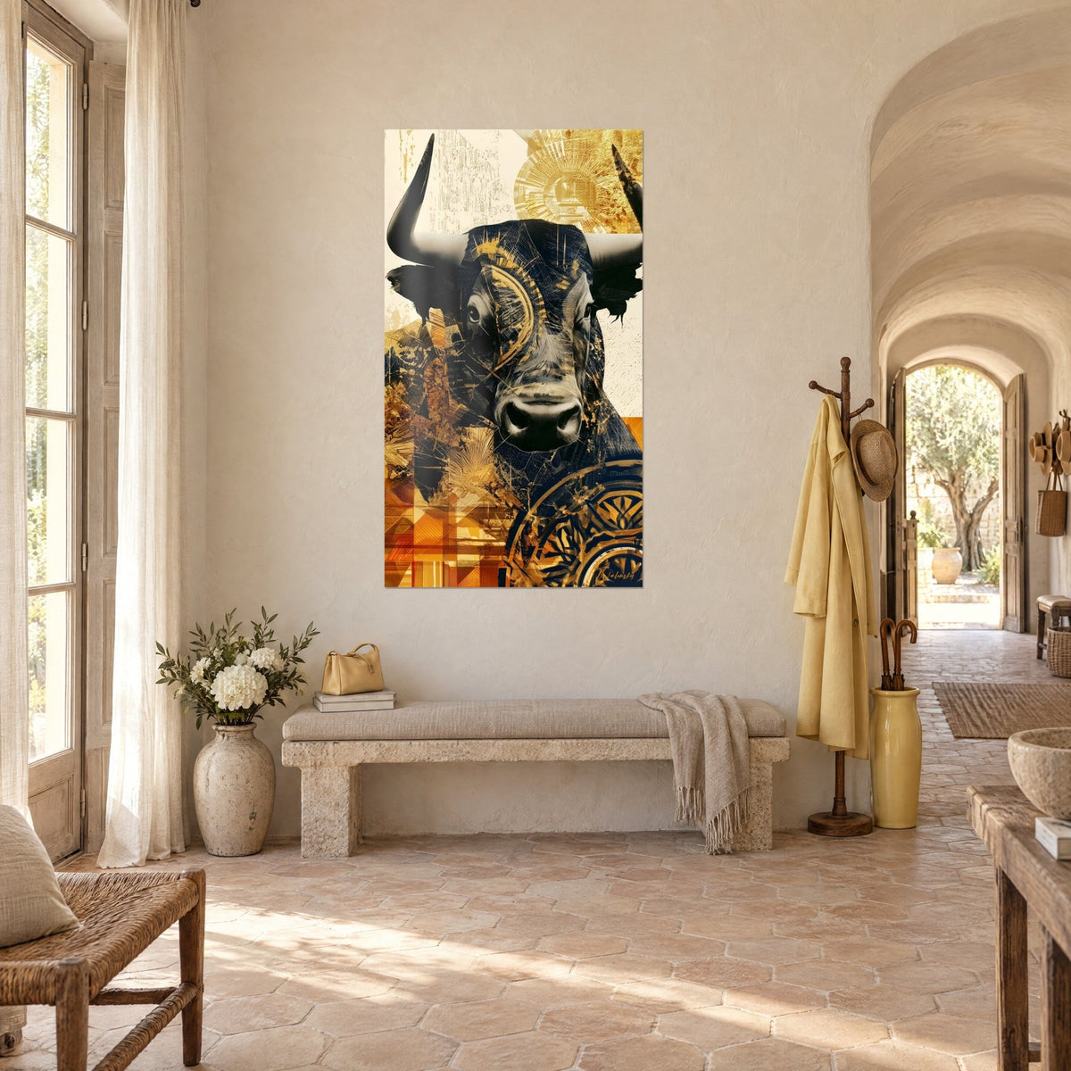 Quadro di un toro nero in nero e oro, sguardo cupo e narici lucenti, visto di tre quarti in un corridoio a volta di pietra chiara