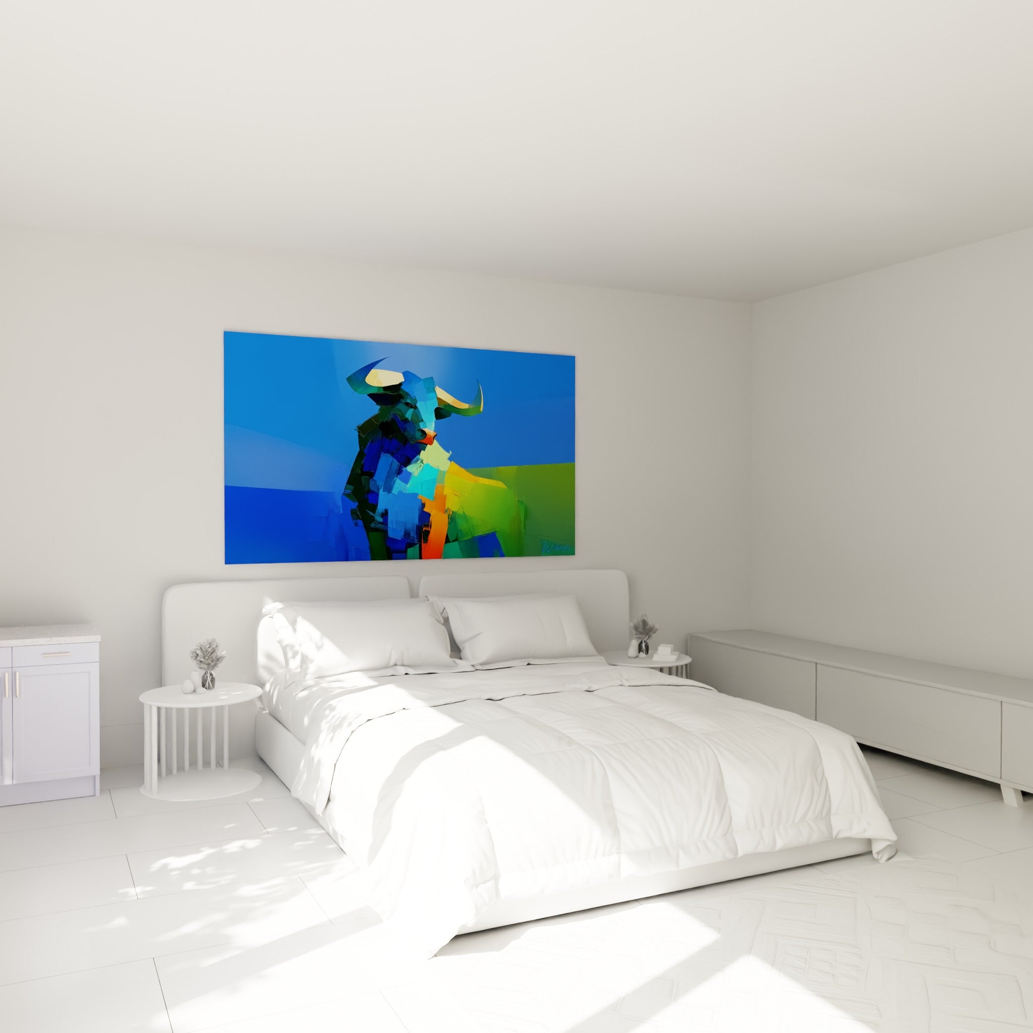Museau orange vif du taureau bleu et vert, œuvre accrochée au-dessus d'un lit dans une chambre claire