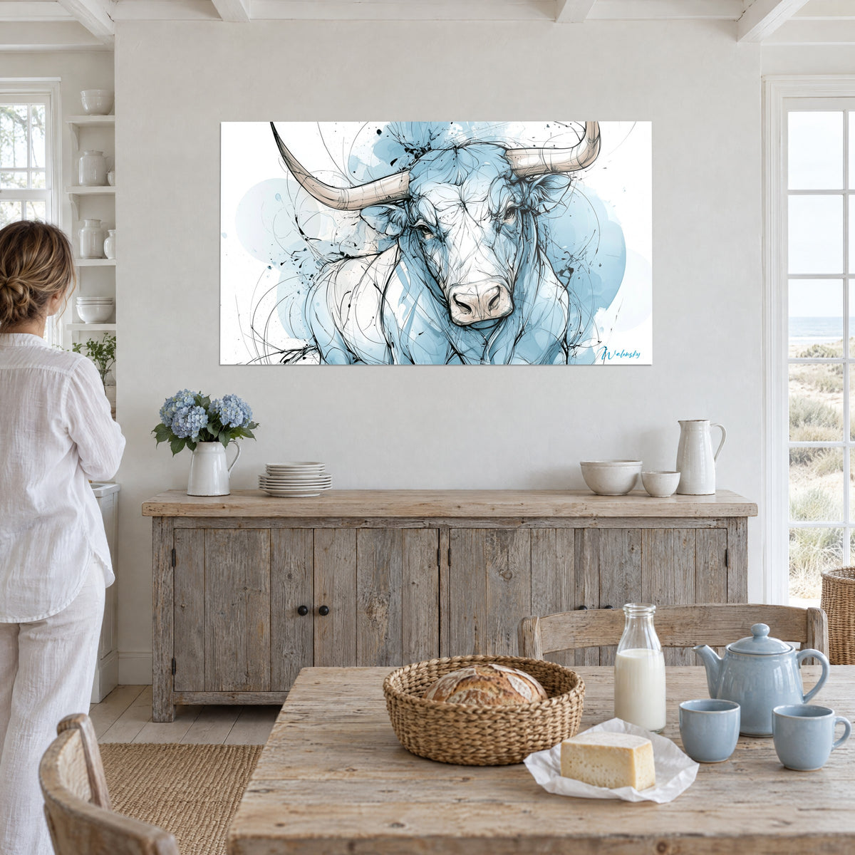 Tableau tête de bœuf au museau rose pâle, croquis noir et lavis bleu tendre, femme en blanc de dos, salle à manger bord de mer
