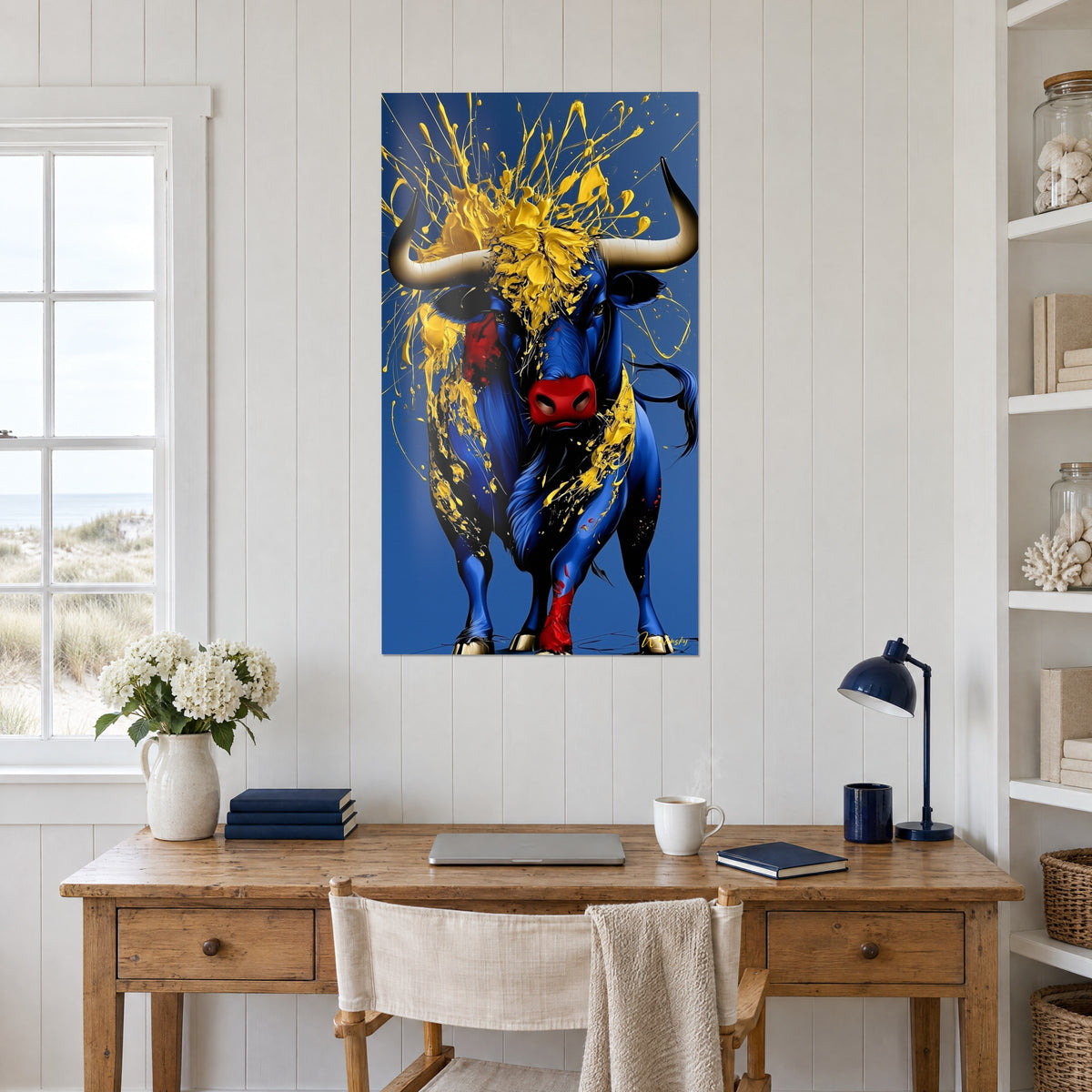 Schilderij van een stierenportret met gouden hoorns, diepblauw en levendig rood, witte muur boven een houten bureau