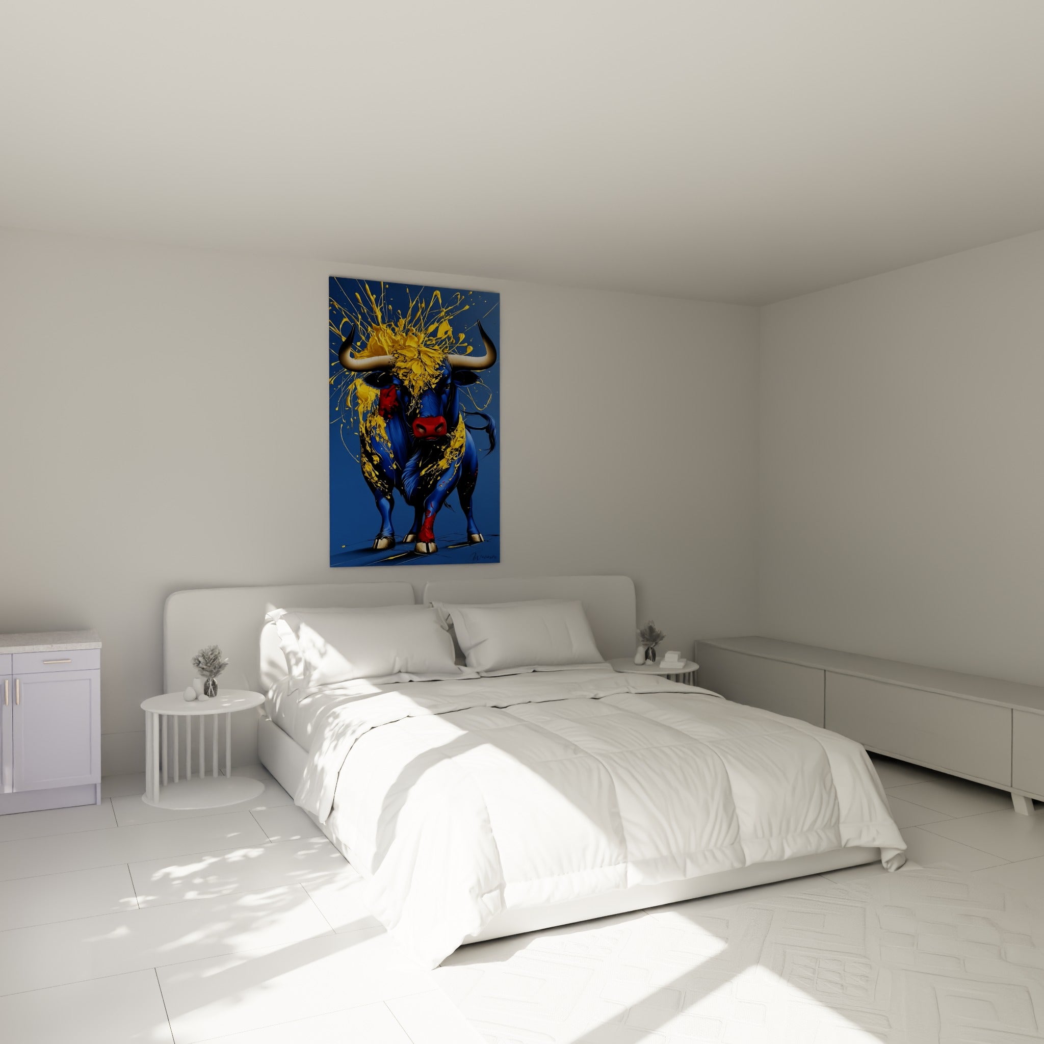 Cornes dorées éclatées sur robe bleue de ce taureau, accroché au-dessus d'un lit dans une chambre claire