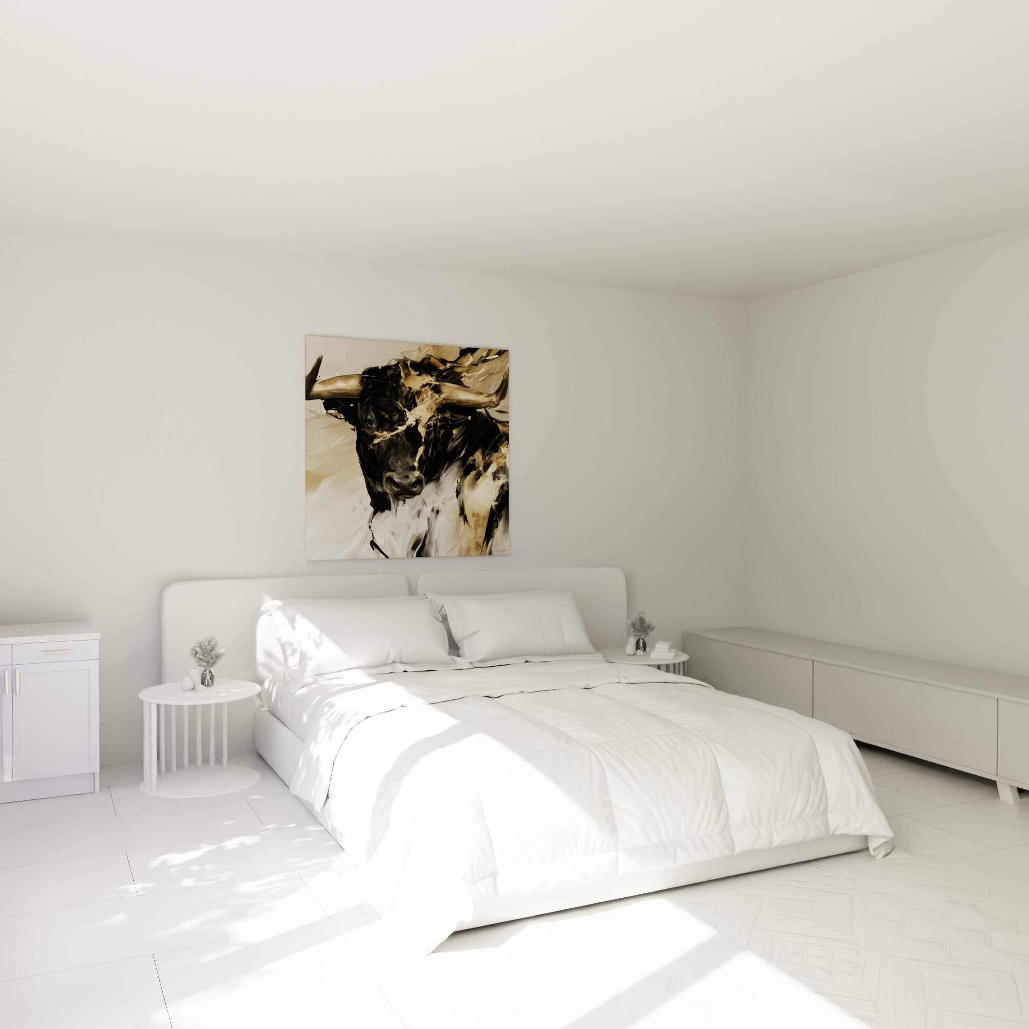 Museau sombre du taureau et cornes dorées traversant la toile, accrochée au-dessus d'un lit dans une chambre claire