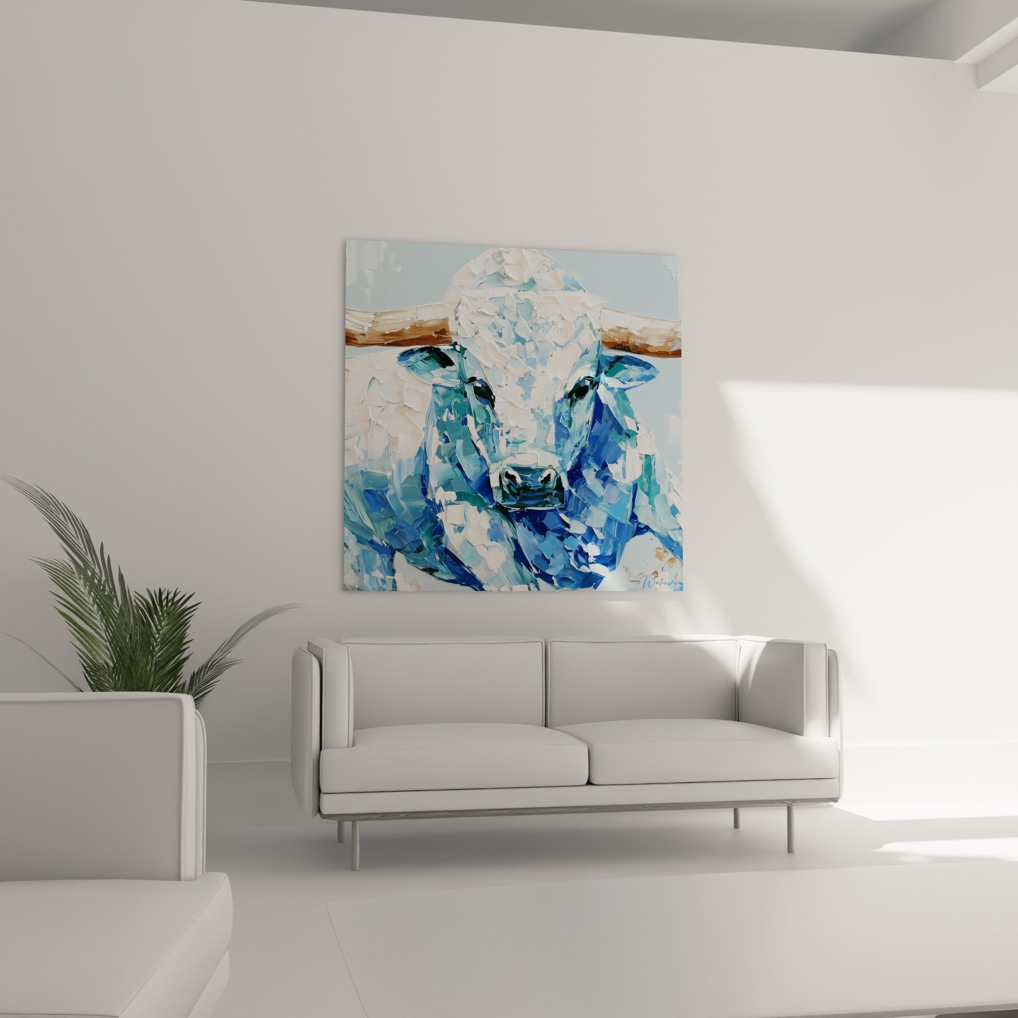 Museau sombre et robe bleu profond du Taureau suspendus au-dessus d'un canapé dans un salon lumineux
