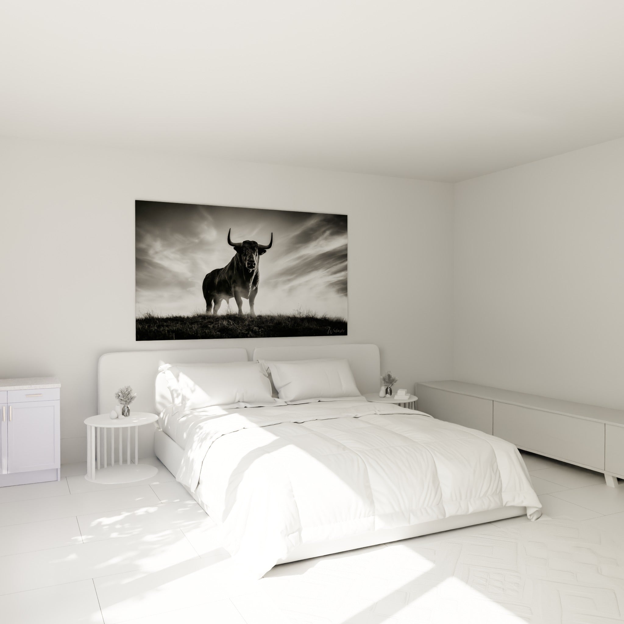 Silhouette de taureau noir et blanc au-dessus d'un lit dans une chambre claire