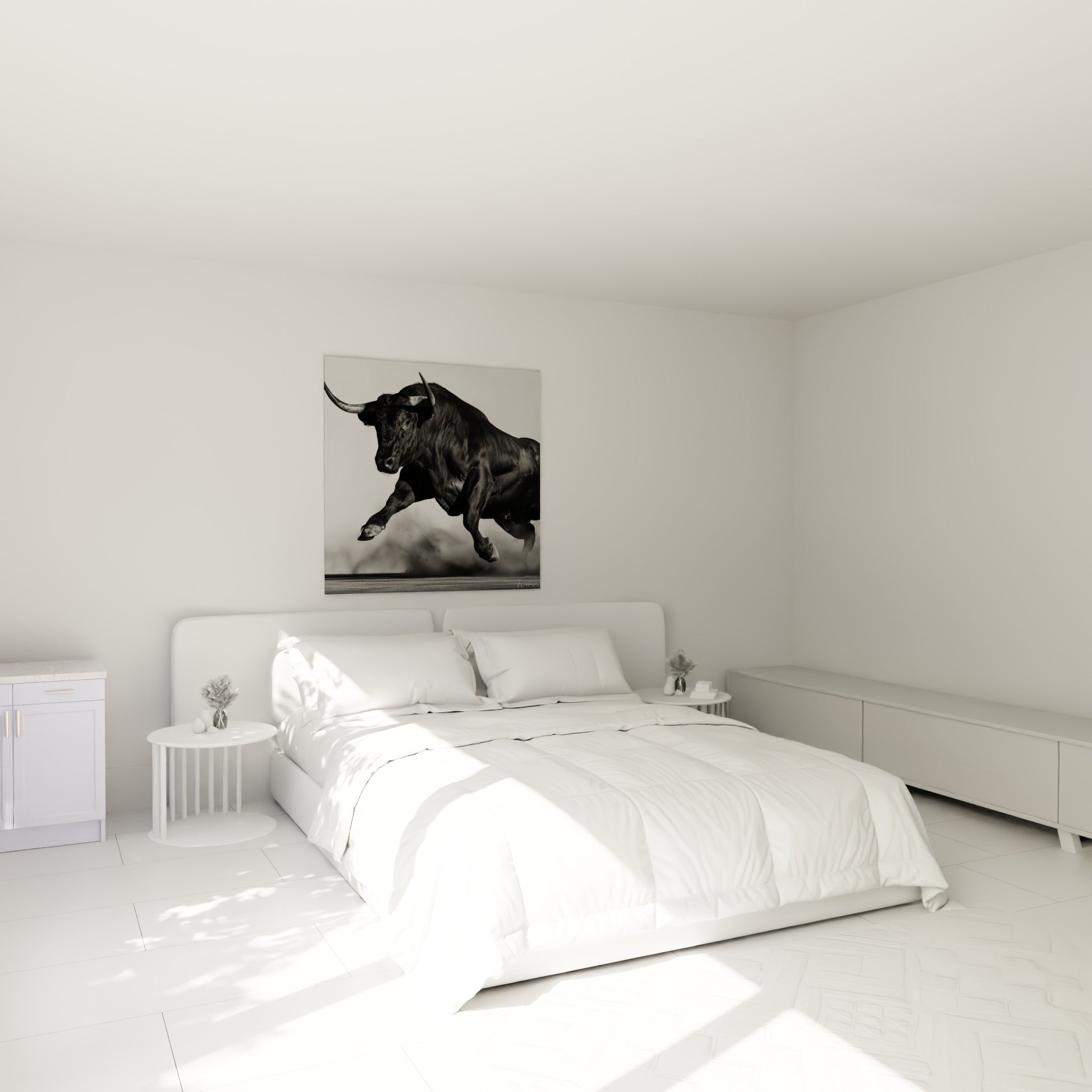 Puissance animale du taureau noir capturée en plein saut, au-dessus d'un lit dans une chambre claire