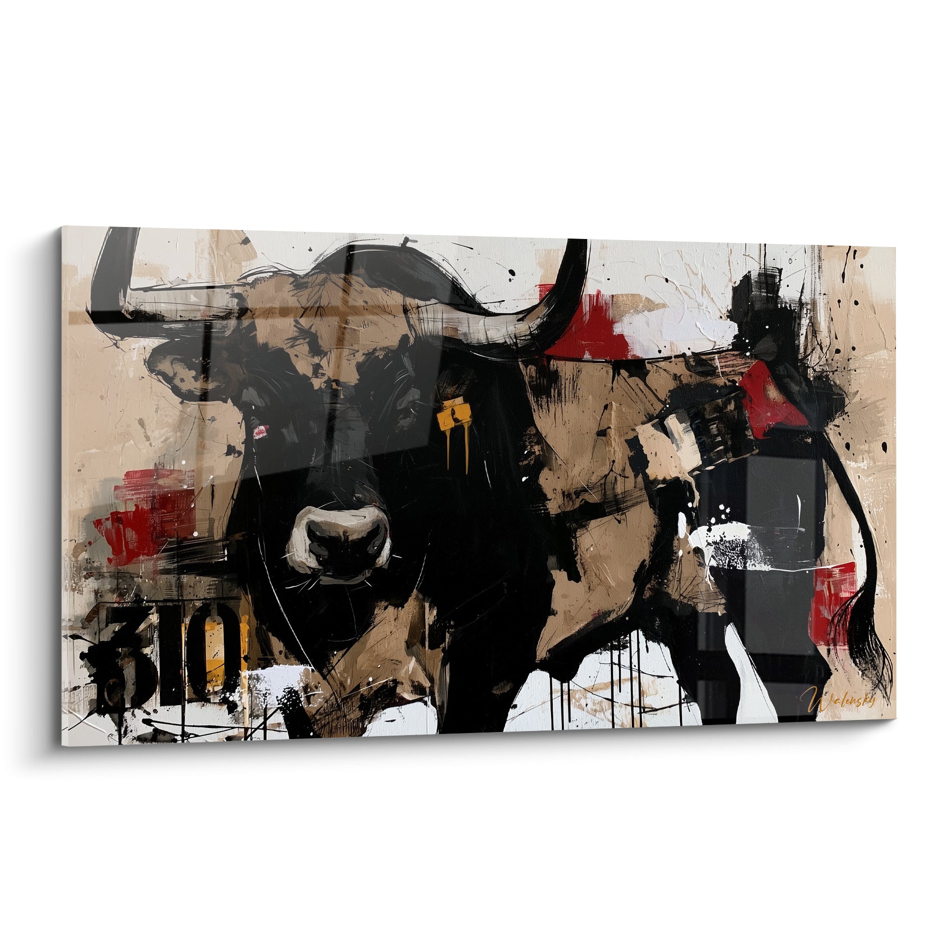 Taureau noir aux cornes tendues, fond beige craquelé et éclats de rouge vif