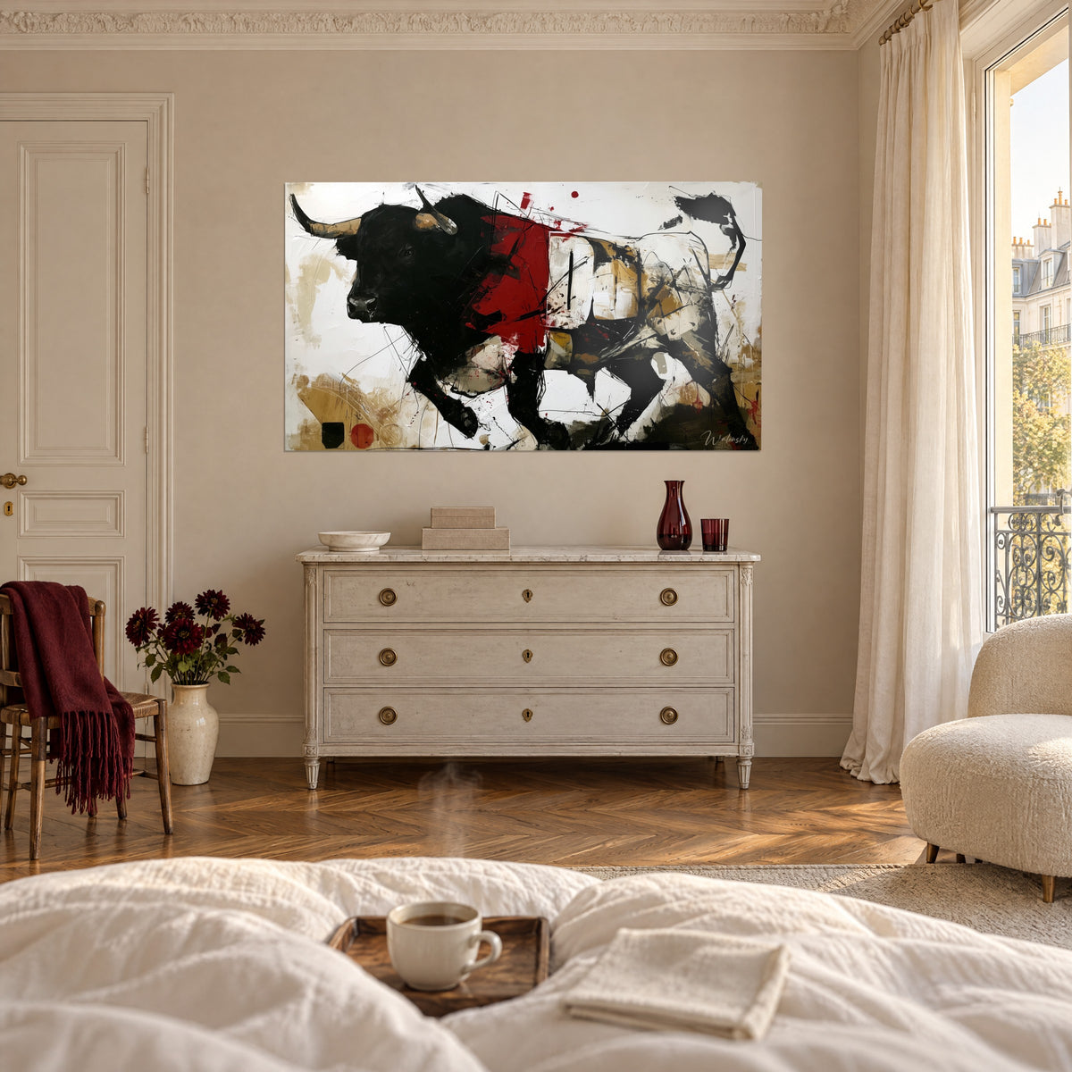 Cuadro de un toro oscuro en salto, cuernos dorados y hombro carmesí, chorreos de tinta sobre fondo blanco roto, sobre una cama en un dormitorio luminoso
