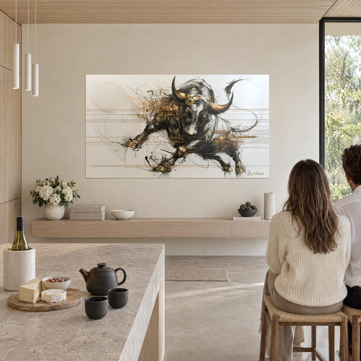 Quadro di una sagoma di bufalo a spirale, nero profondo e foglia d'oro, di fronte a una coppia seduta a tavola in cucina