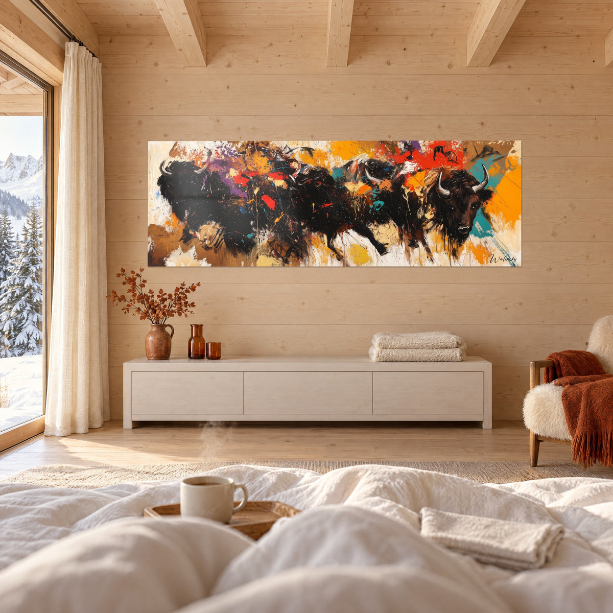 Cuadro búfalos negros lanzados al galope, estallidos naranja vivo y rojo sobre fondo arena, sobre una cama en un dormitorio luminoso