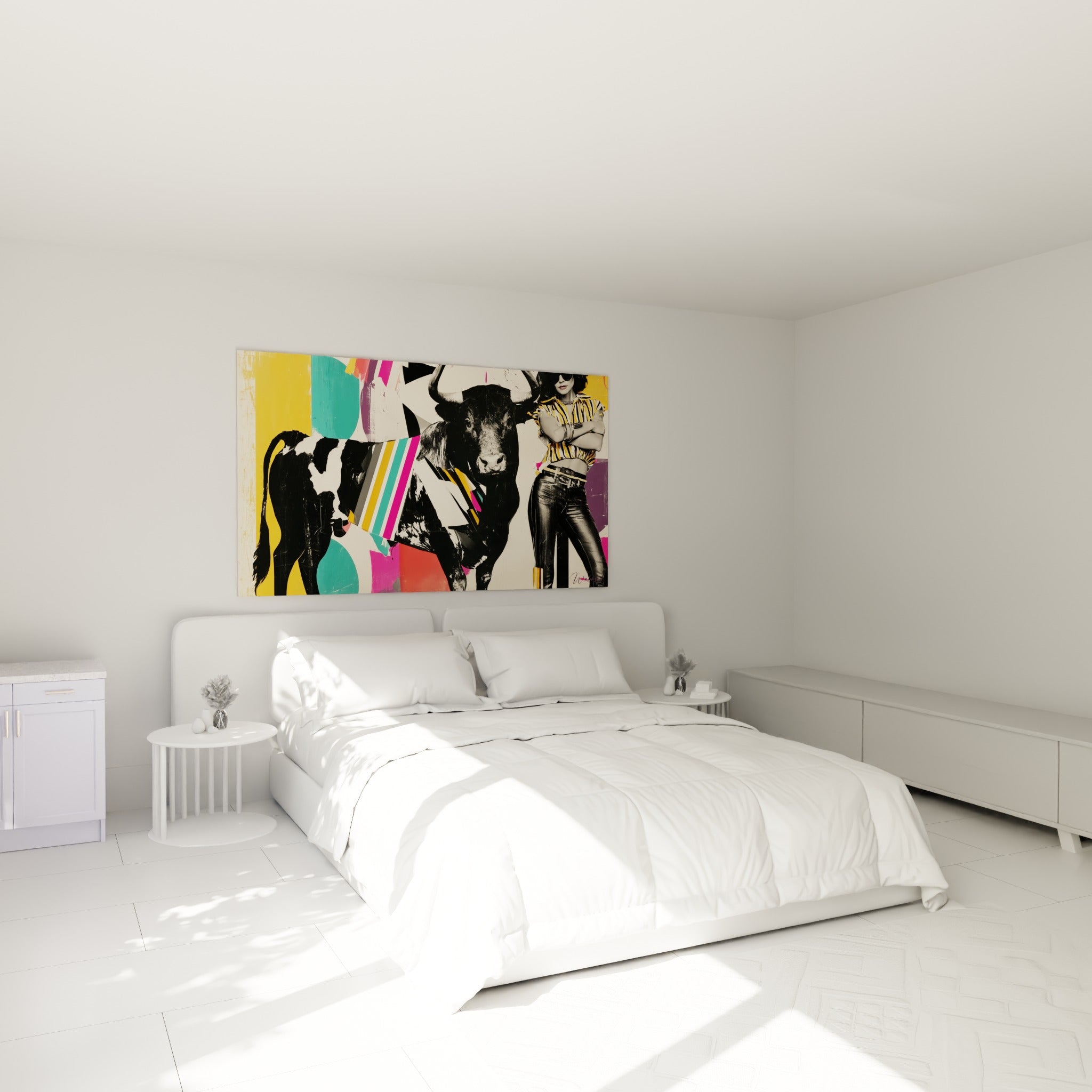 Silhouette du taureau noir et femme rayée dorée, accrochée au-dessus d'un lit dans une chambre claire
