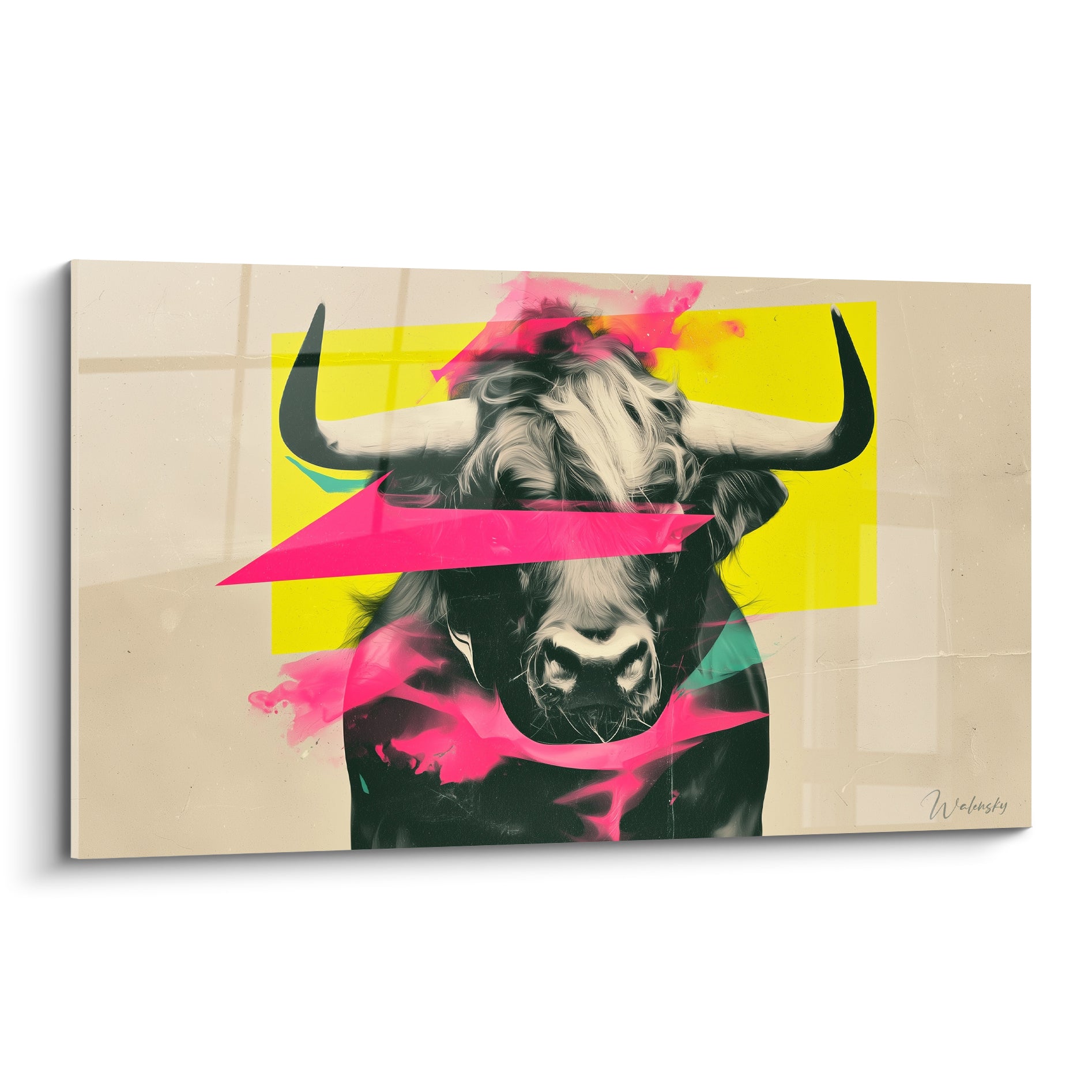 Taureau noir aux cornes puissantes, traversé de bandes rose fluo et jaune vif sur fond beige