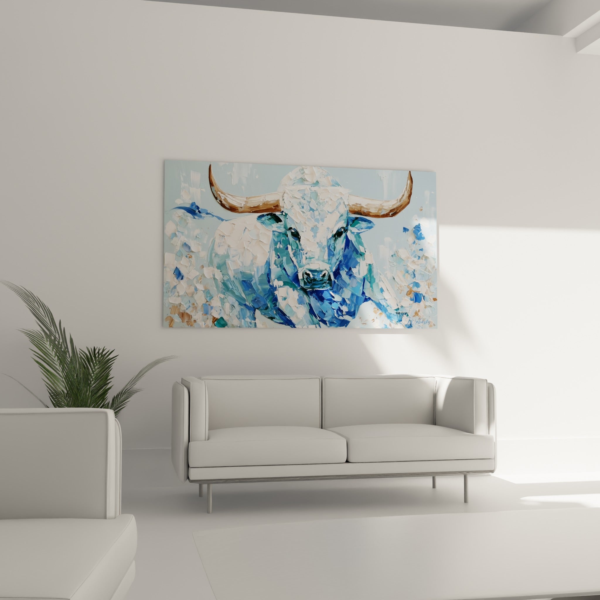 Taureau aux touches ocre et bleu ciel suspendu au-dessus d'un canapé dans un salon lumineux